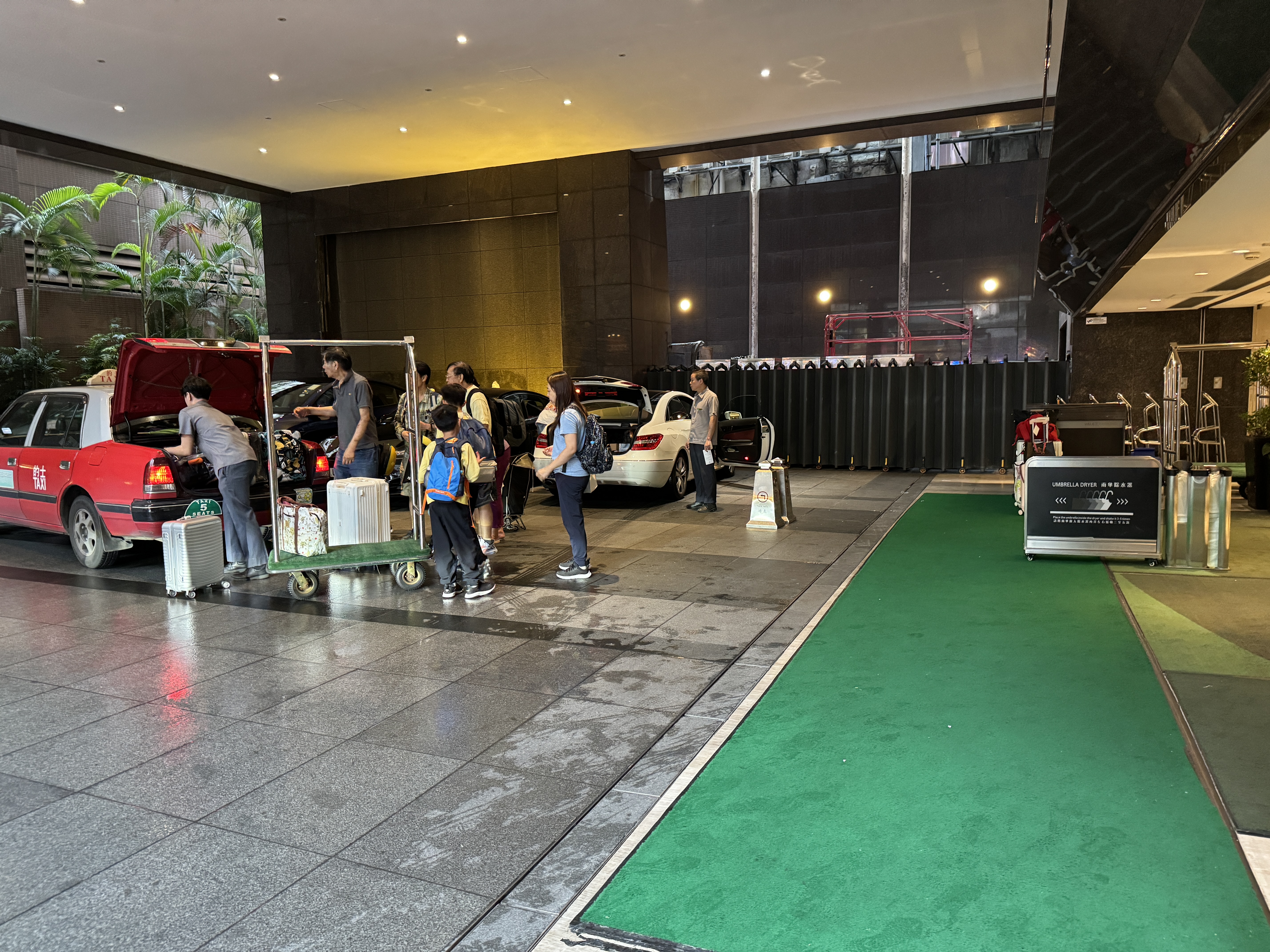 Holiday Inn Golden Mile Hong Kong car entrance