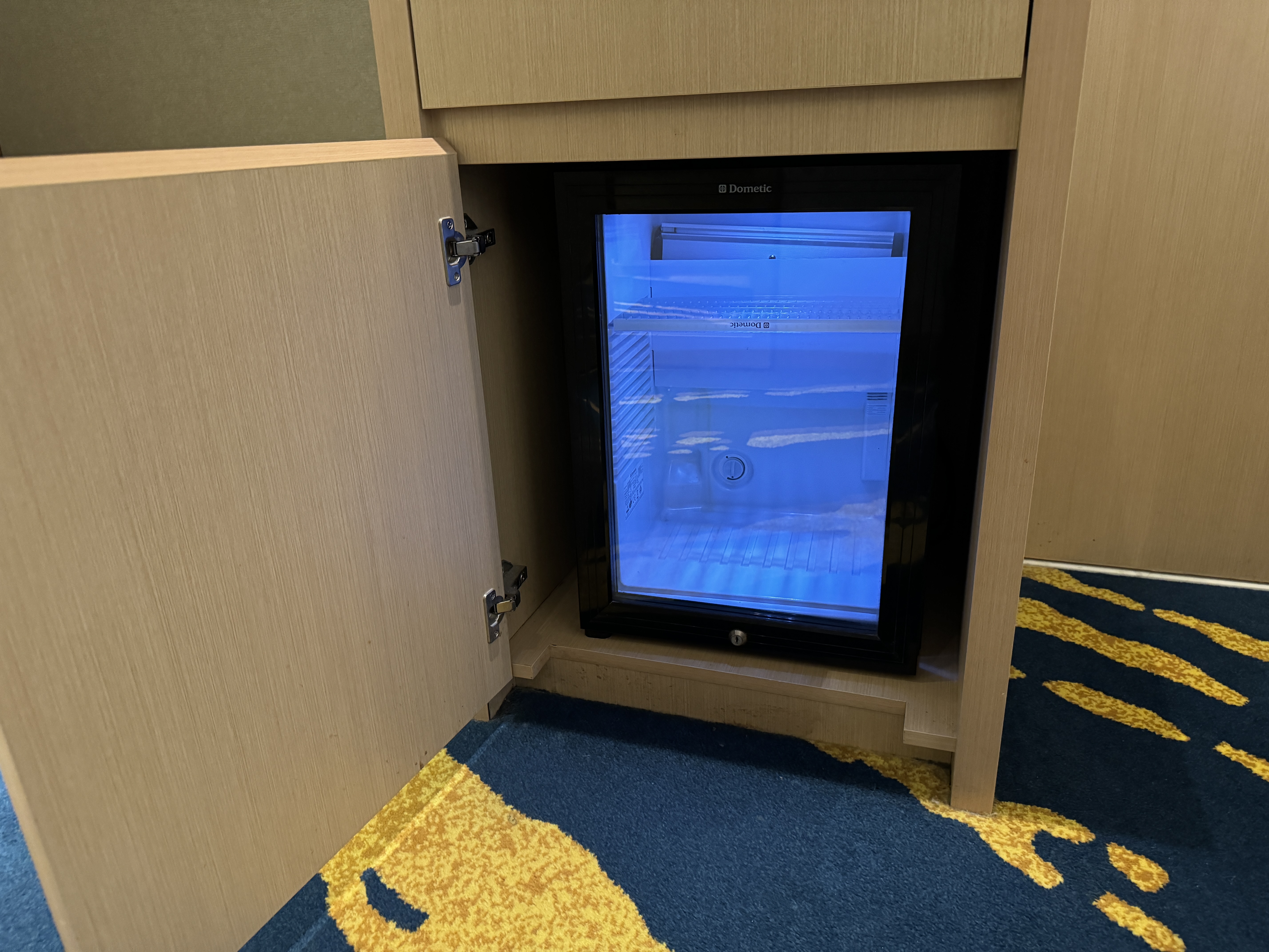 Holiday Inn Golden Mile Hong Kong minifridge