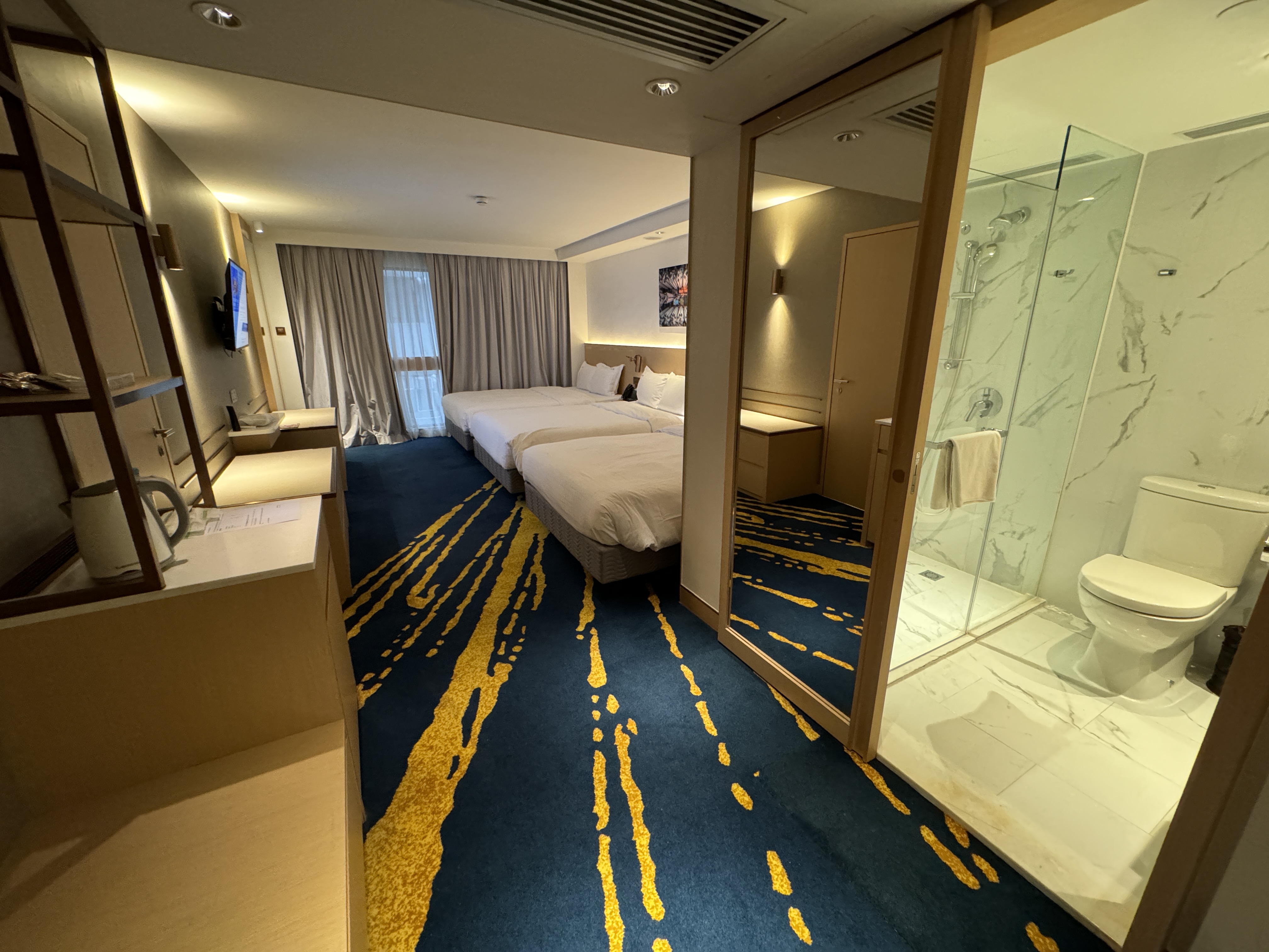 Holiday Inn Golden Mile Hong Kong room from entry