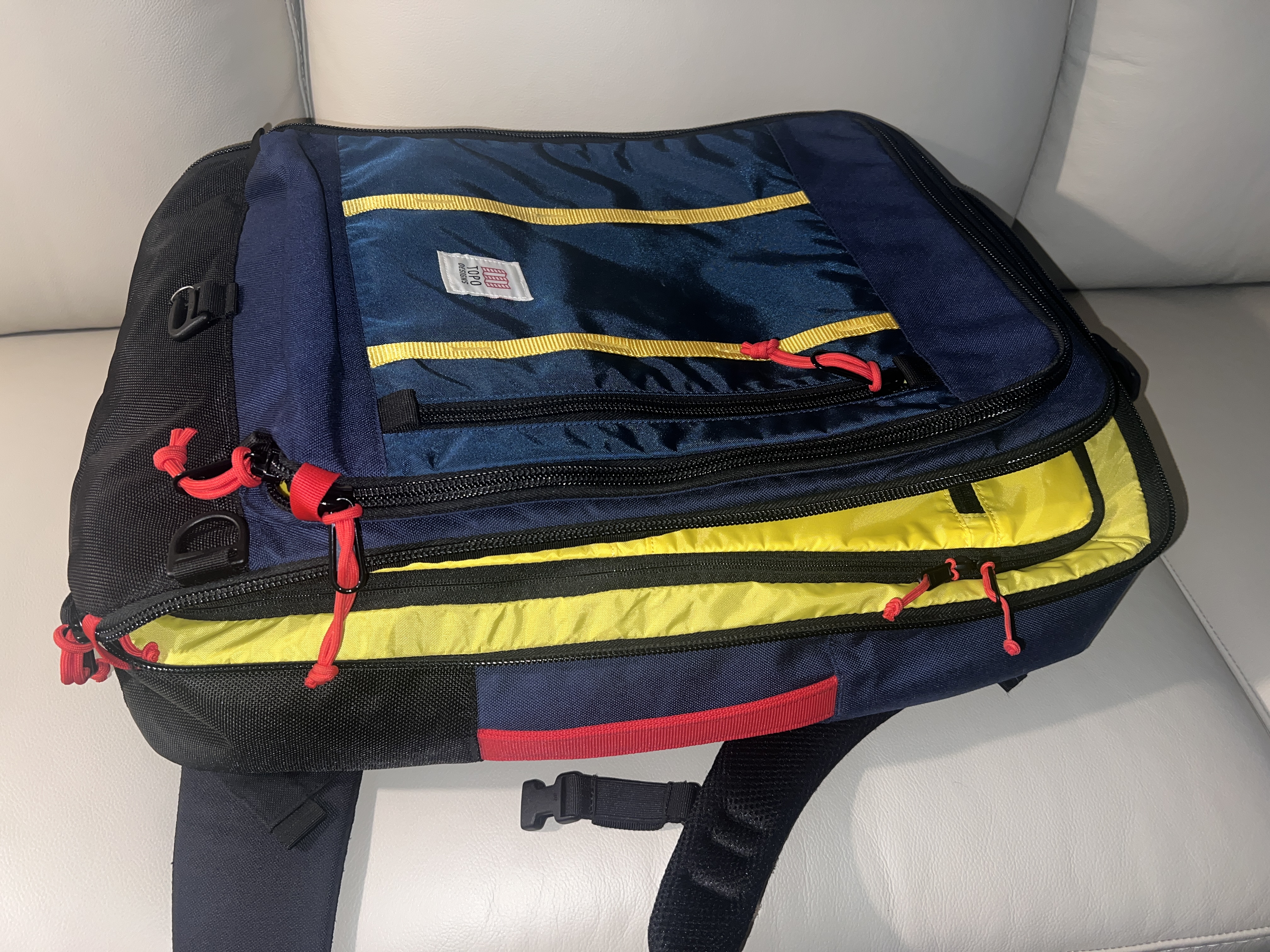 Topo Designs travel bag 40L side Topo Designs travel bag 40L side