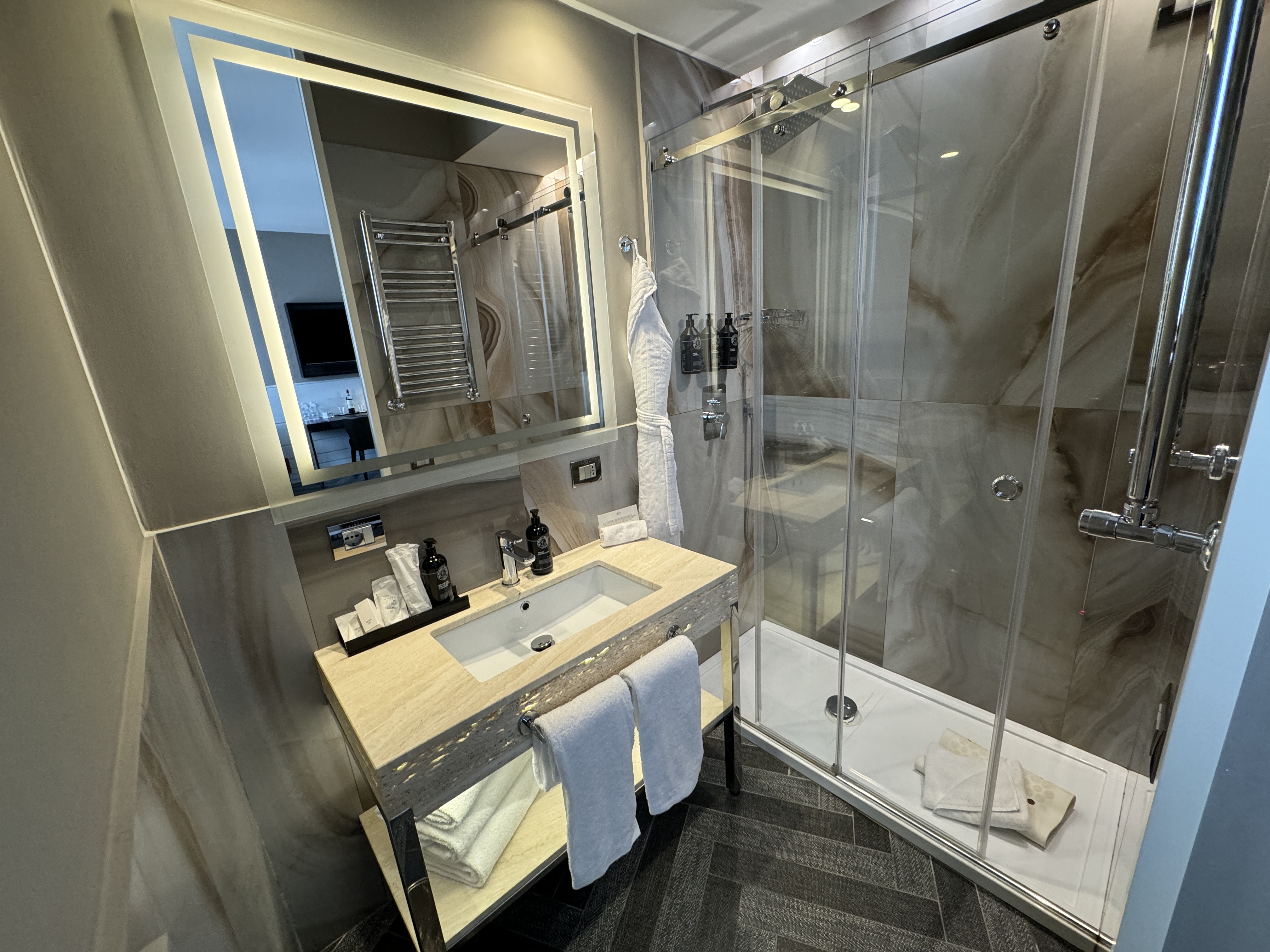 Tribune Rome Bathroom with Shower Tribune Rome Bathroom with Shower