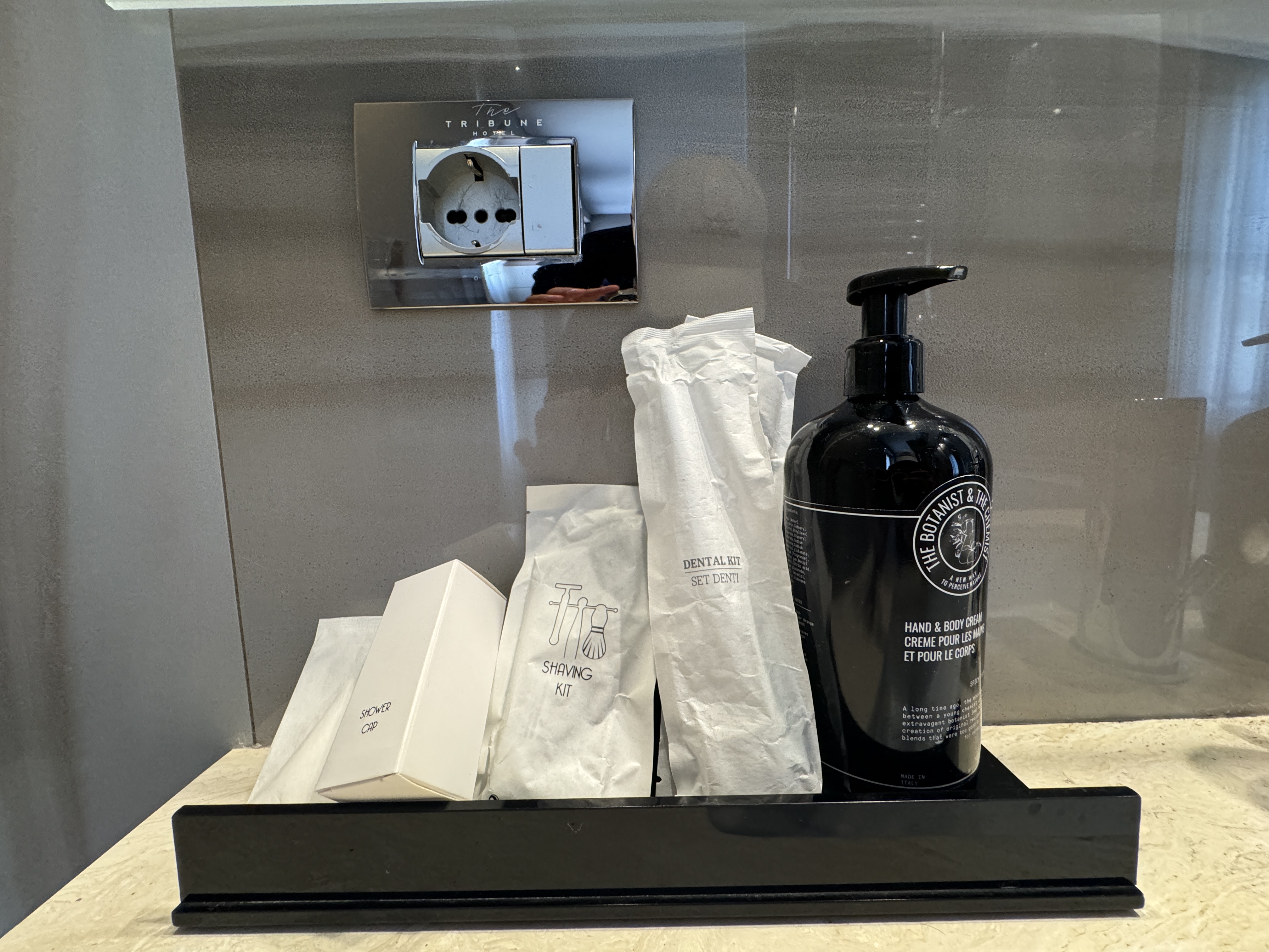 Tribune Rome Toiletries Counters Tribune Rome Toiletries Counters
