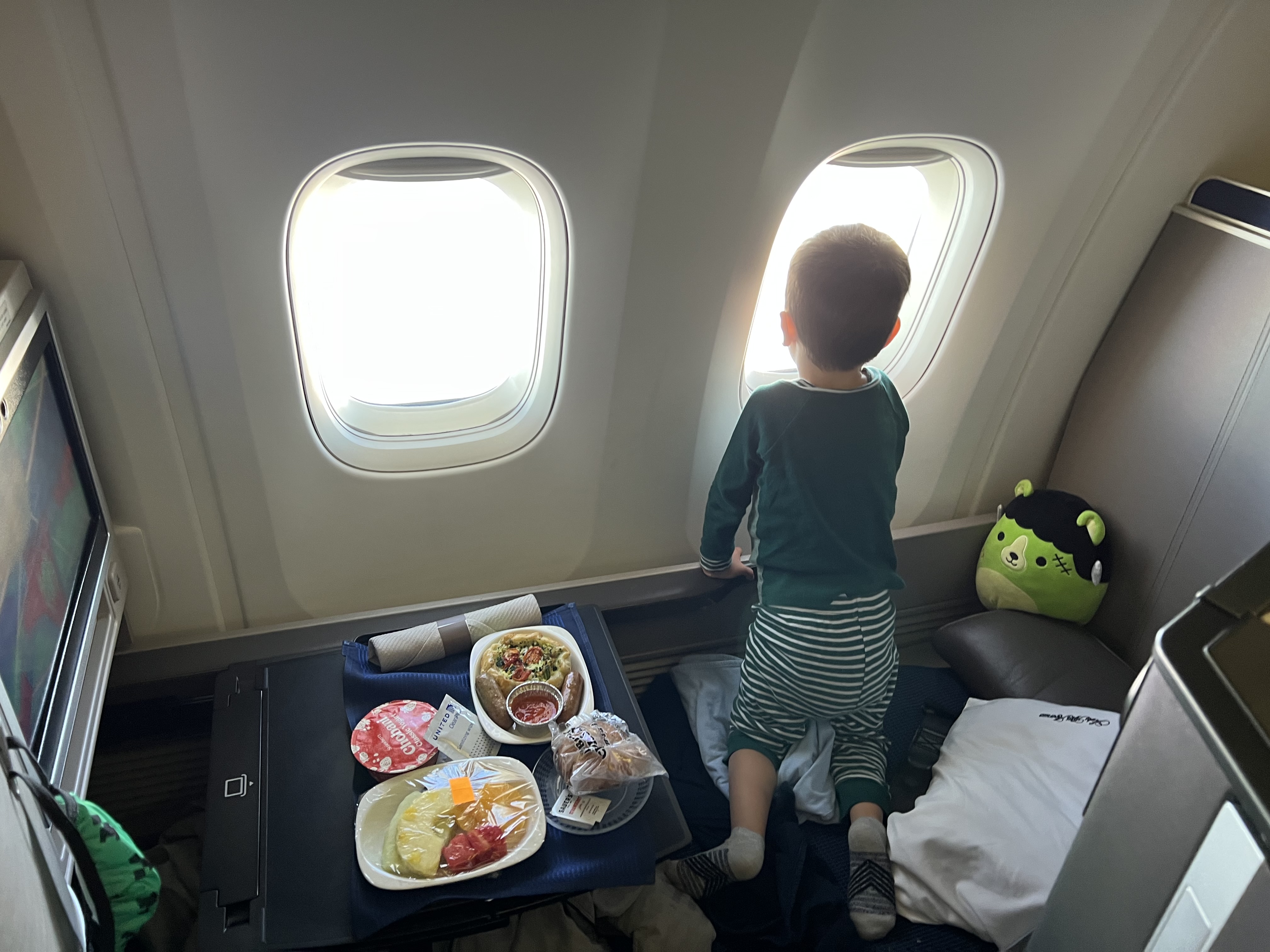 Girl at airport alone United Polaris Class is great for kids