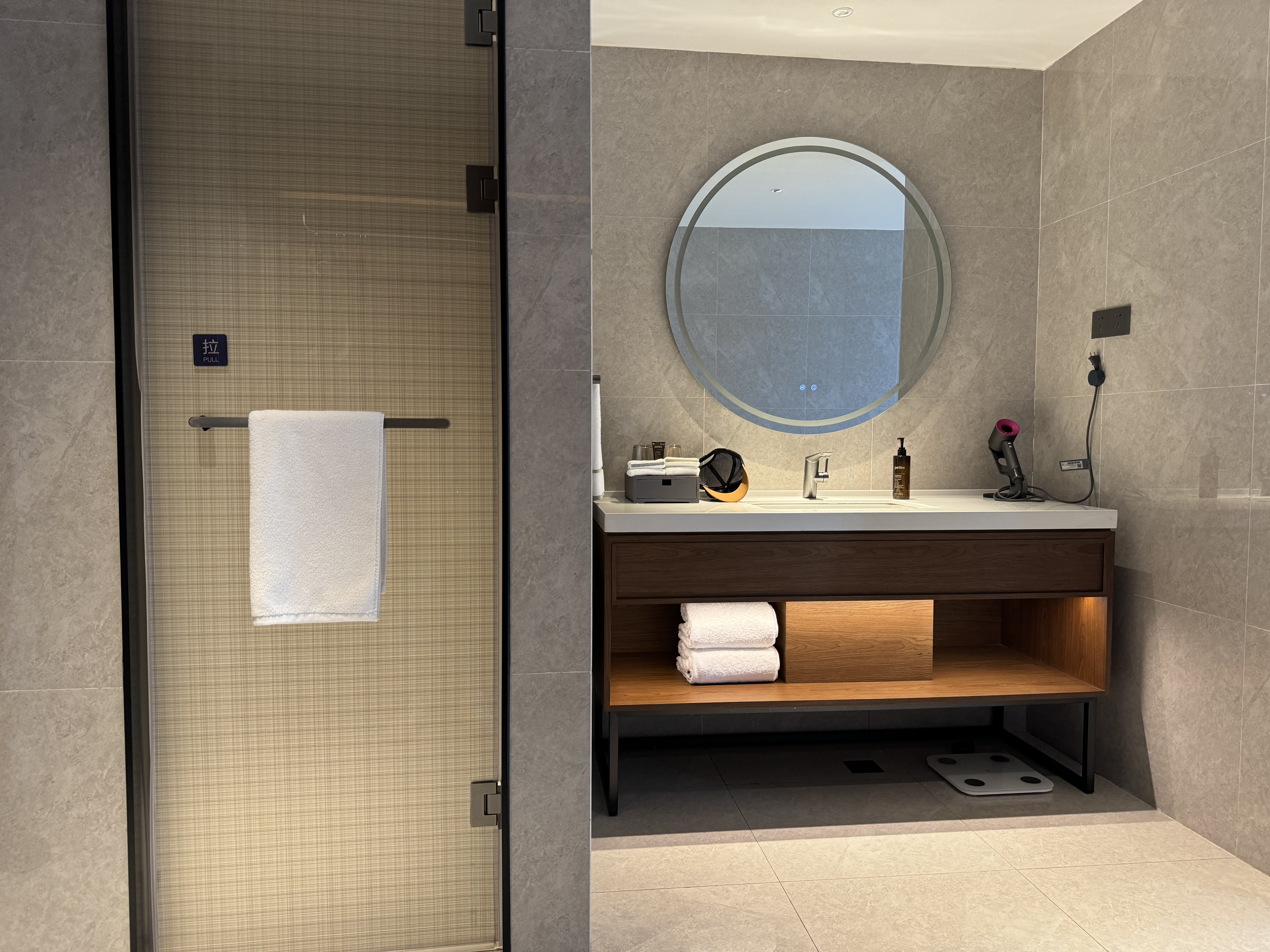 UrCove Chengdu Wenshu Monastery Taikoo Li bathroom shower door UrCove Chengdu Wenshu Monastery Taikoo Li bathroom shower door