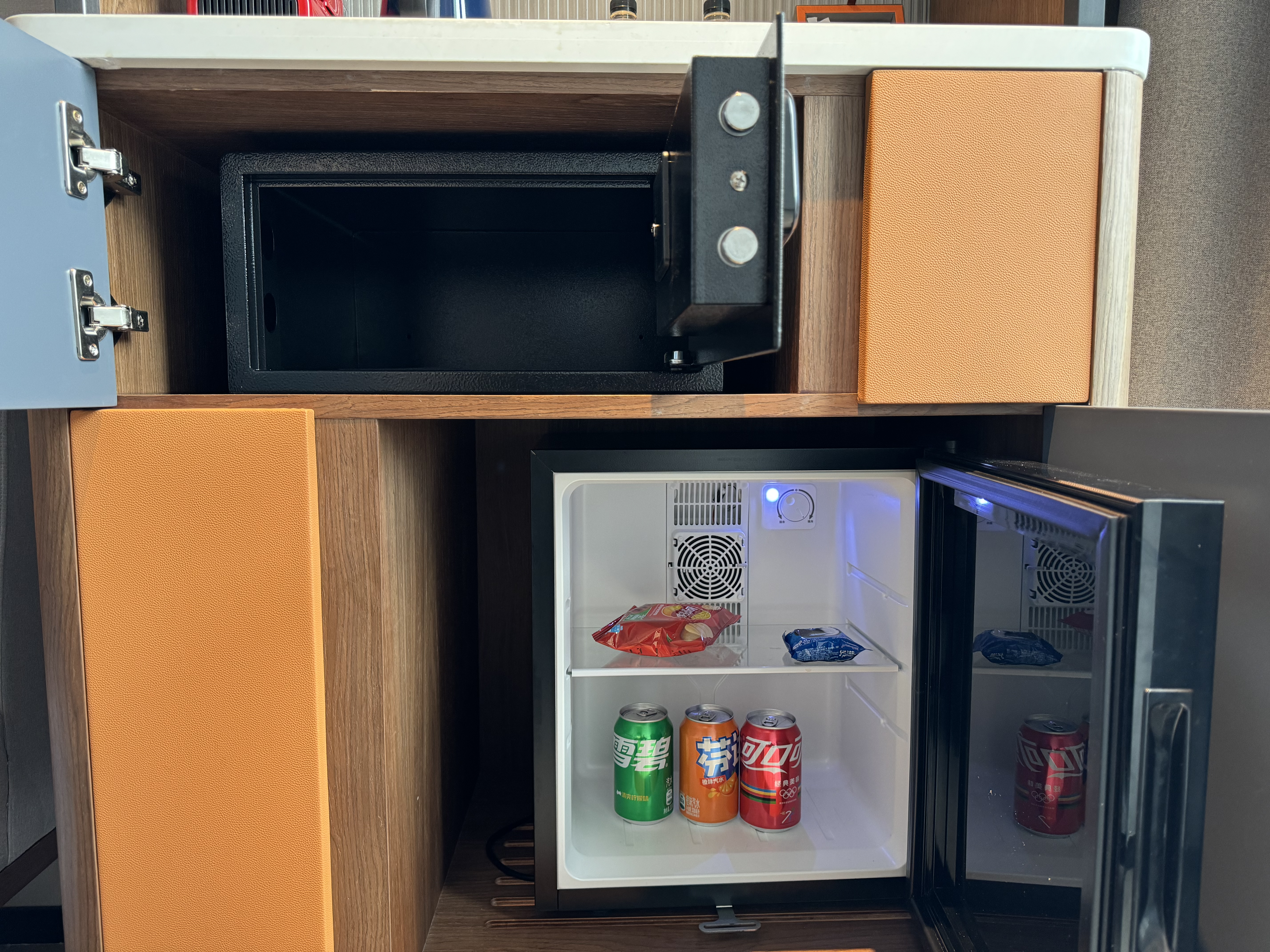 UrCove Chengdu Wenshu Monastery Taikoo Li minifridge and safe UrCove Chengdu Wenshu Monastery Taikoo Li minifridge and safe
