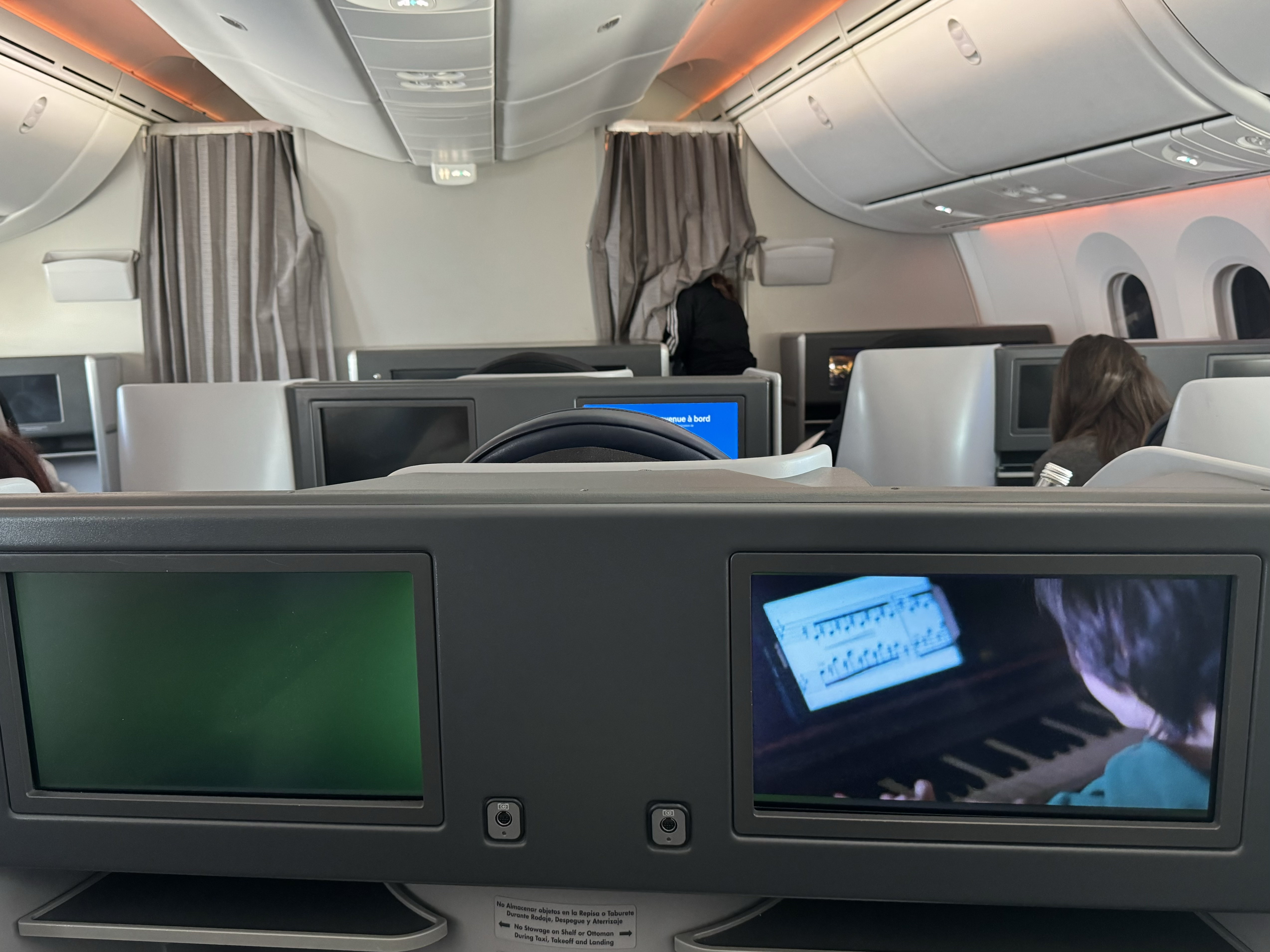 Aeromexico B787 8 LAX MEX looking over screen