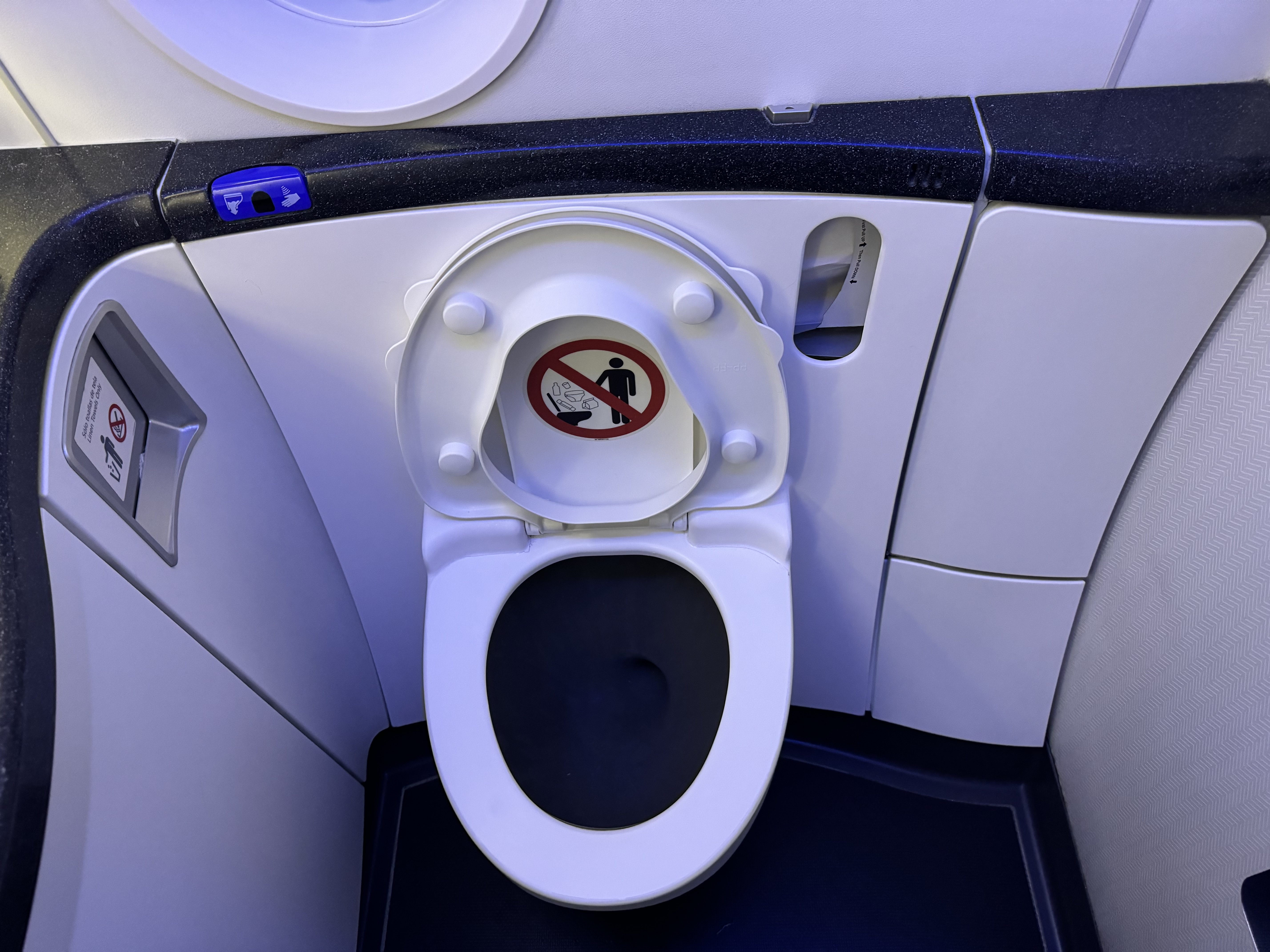 Aeromexico B787 9 business class lavatory Aeromexico B787 9 business class lavatory