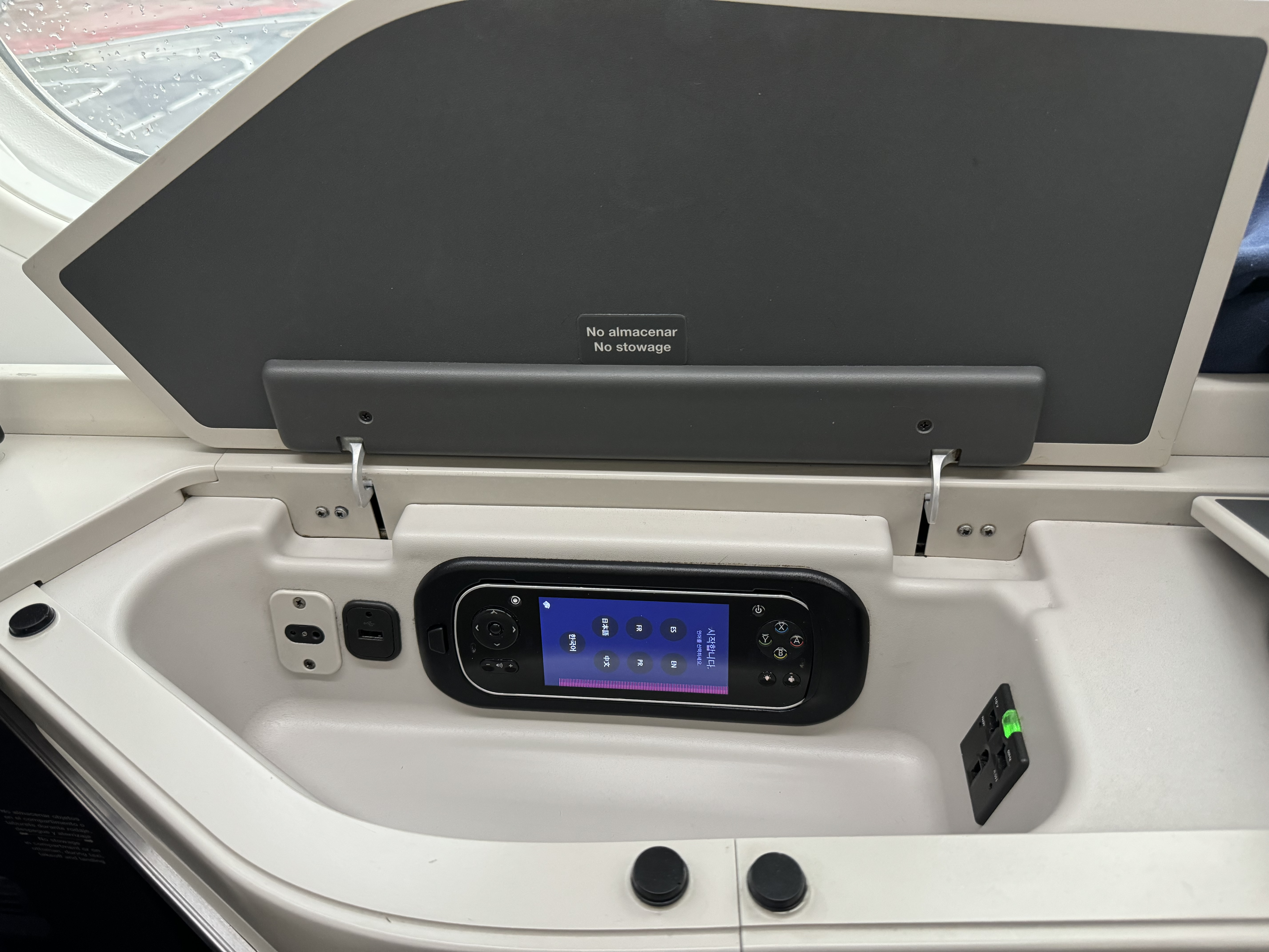 Aeromexico B787 9 business class storage and controls Aeromexico B787 9 business class storage and controls