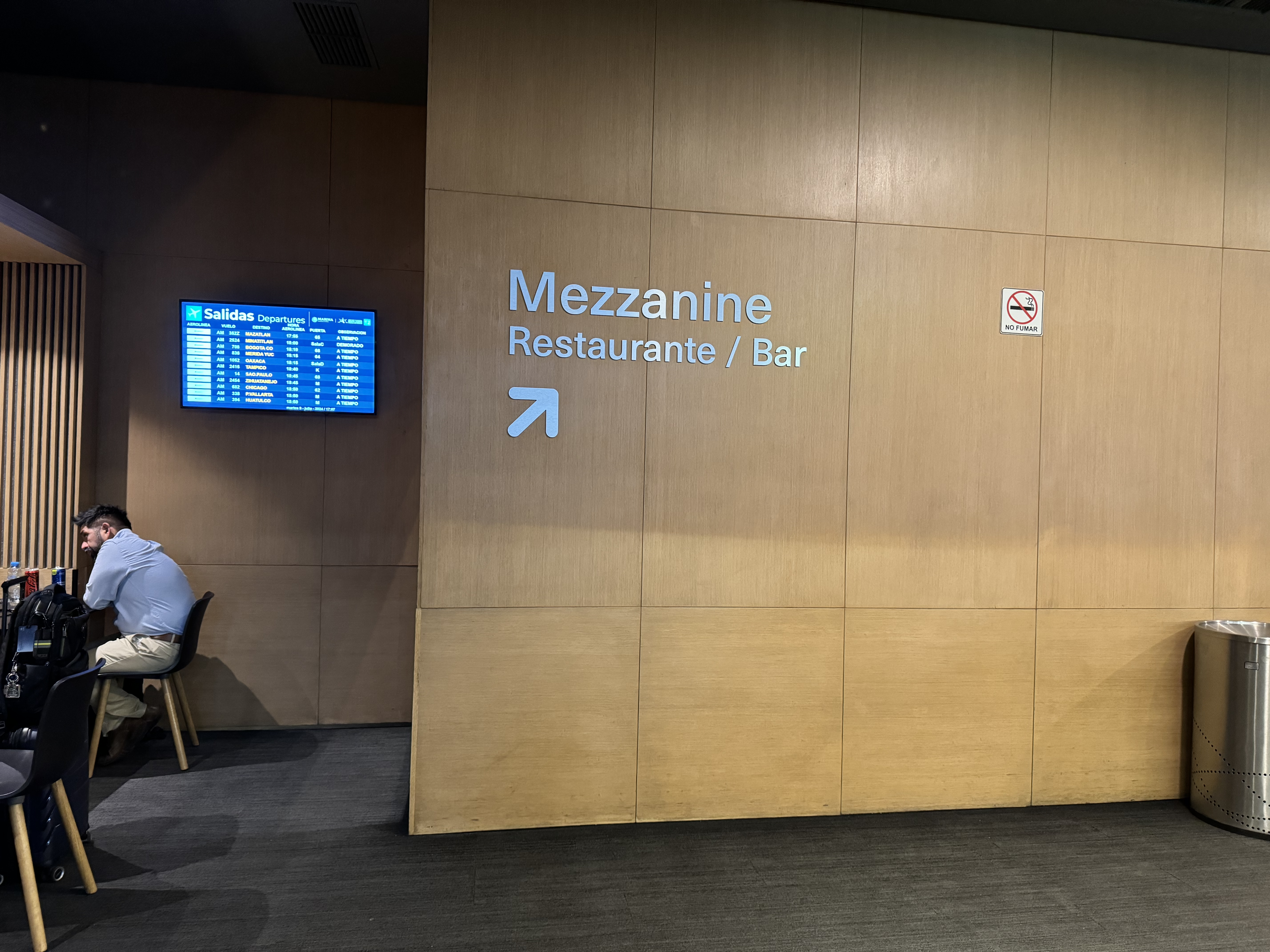 Aeromexico Salon Premier lounge MEX mezzanine access Aeromexico Salon Premier lounge MEX mezzanine access