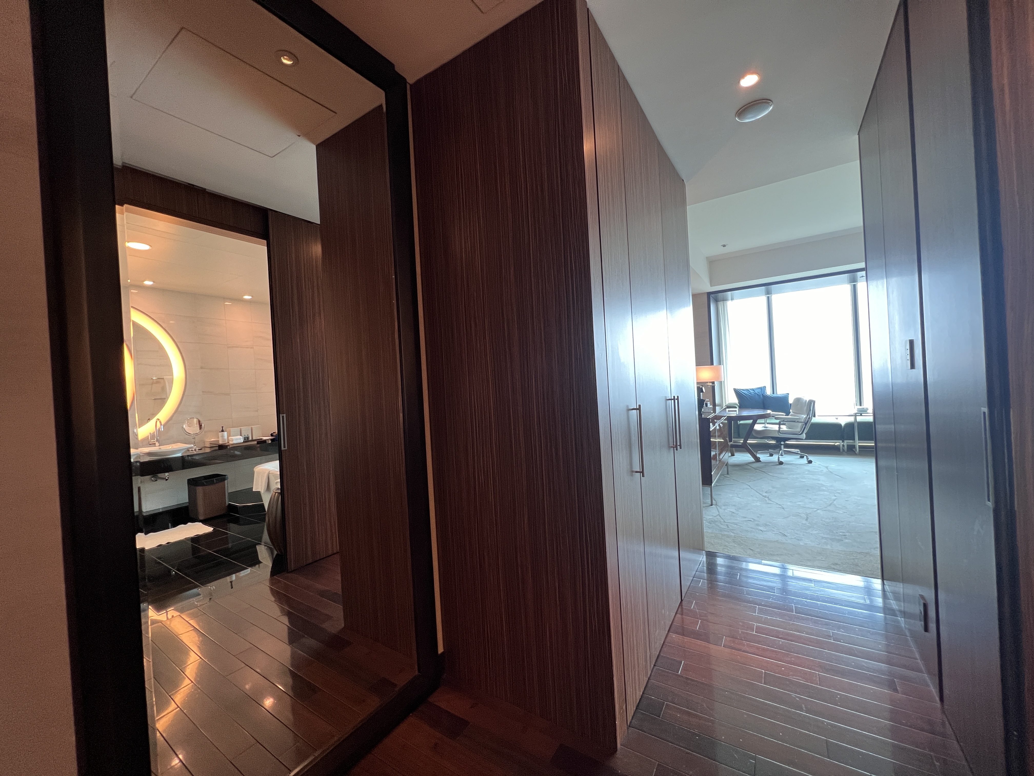 Conrad Tokyo room foyer Conrad Tokyo room foyer