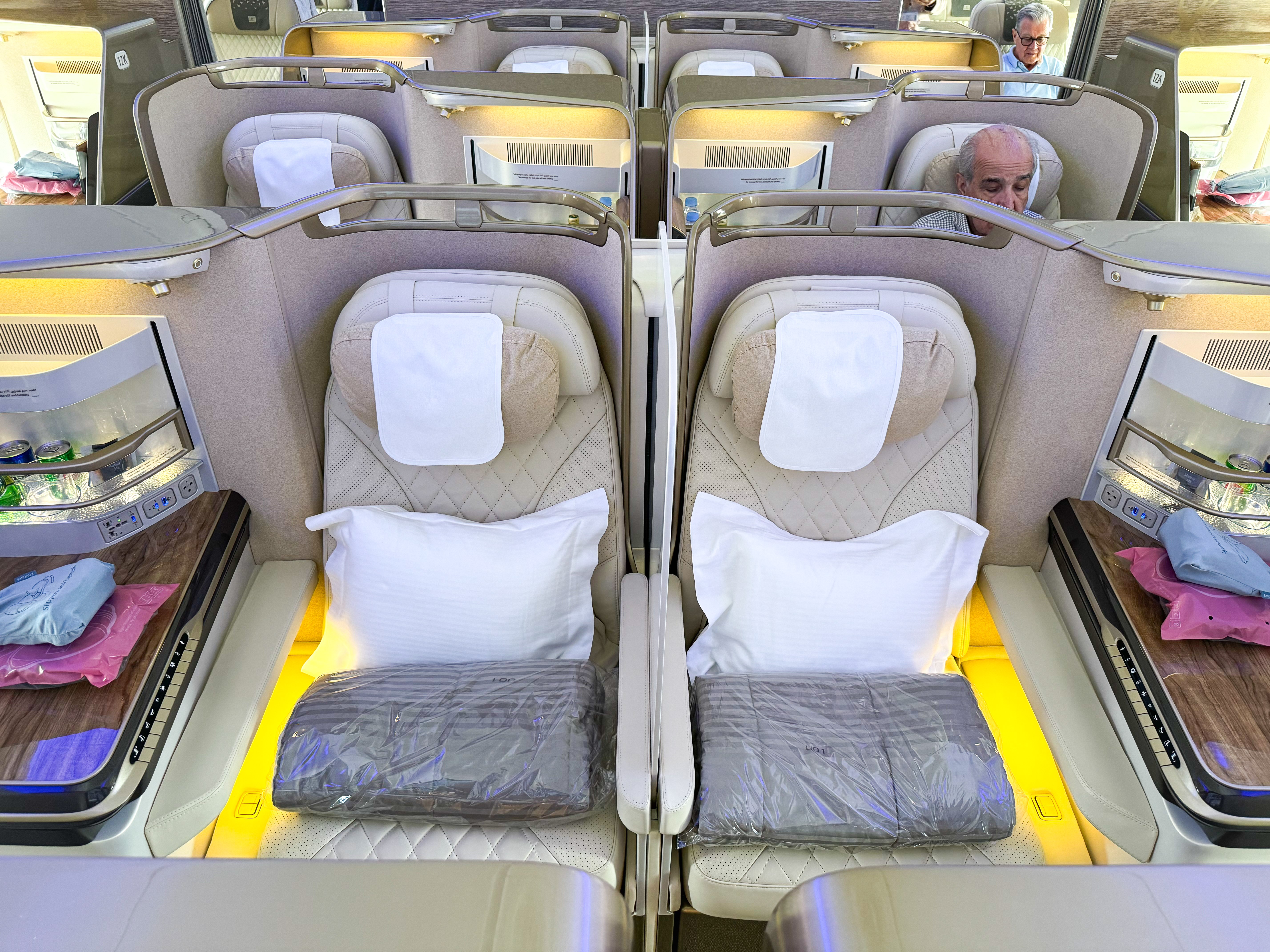 Emirates 777 refreshed business class middle