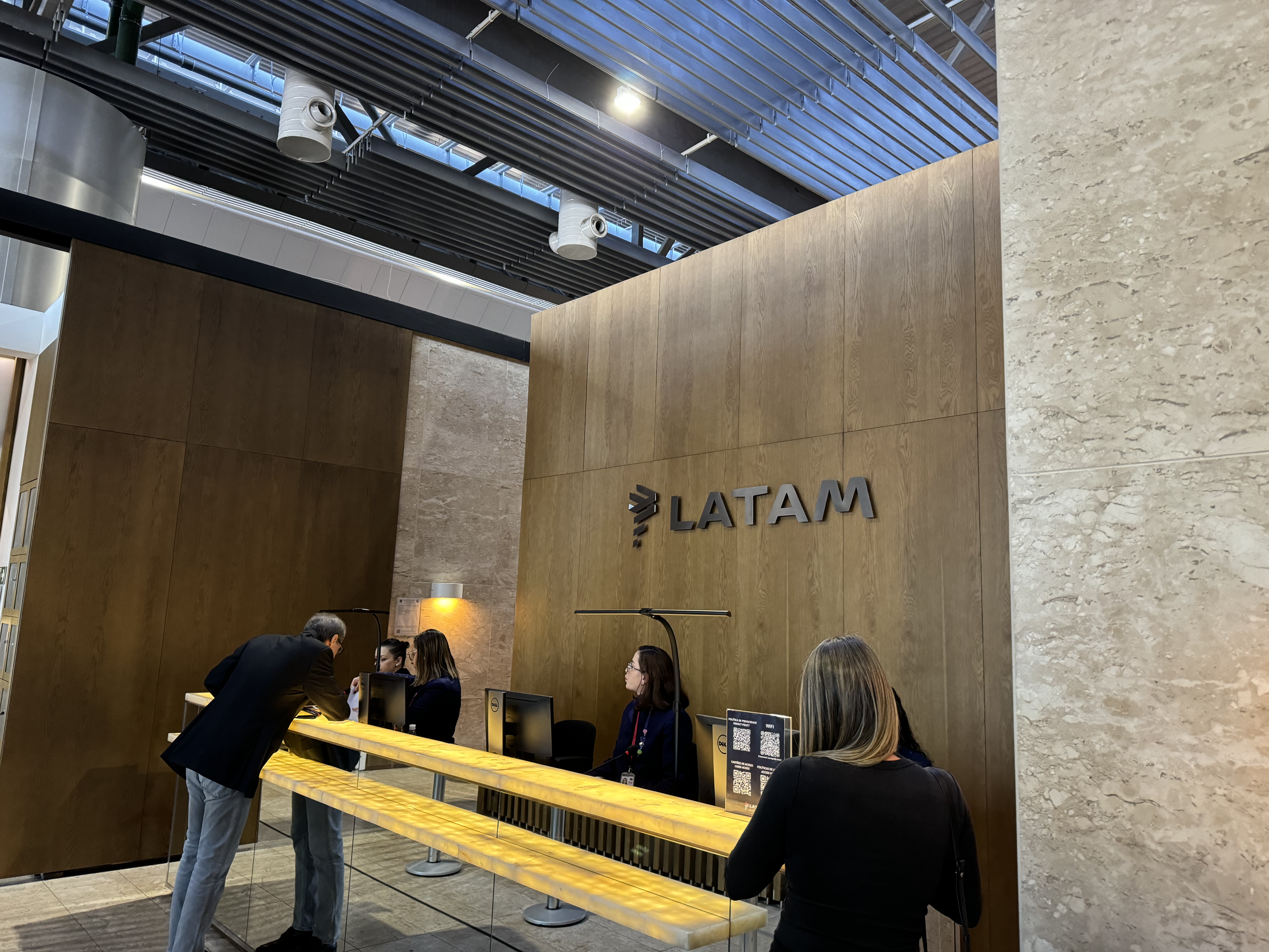 LATAM lounge Sao Paulo GRU terminal 3 reception desk