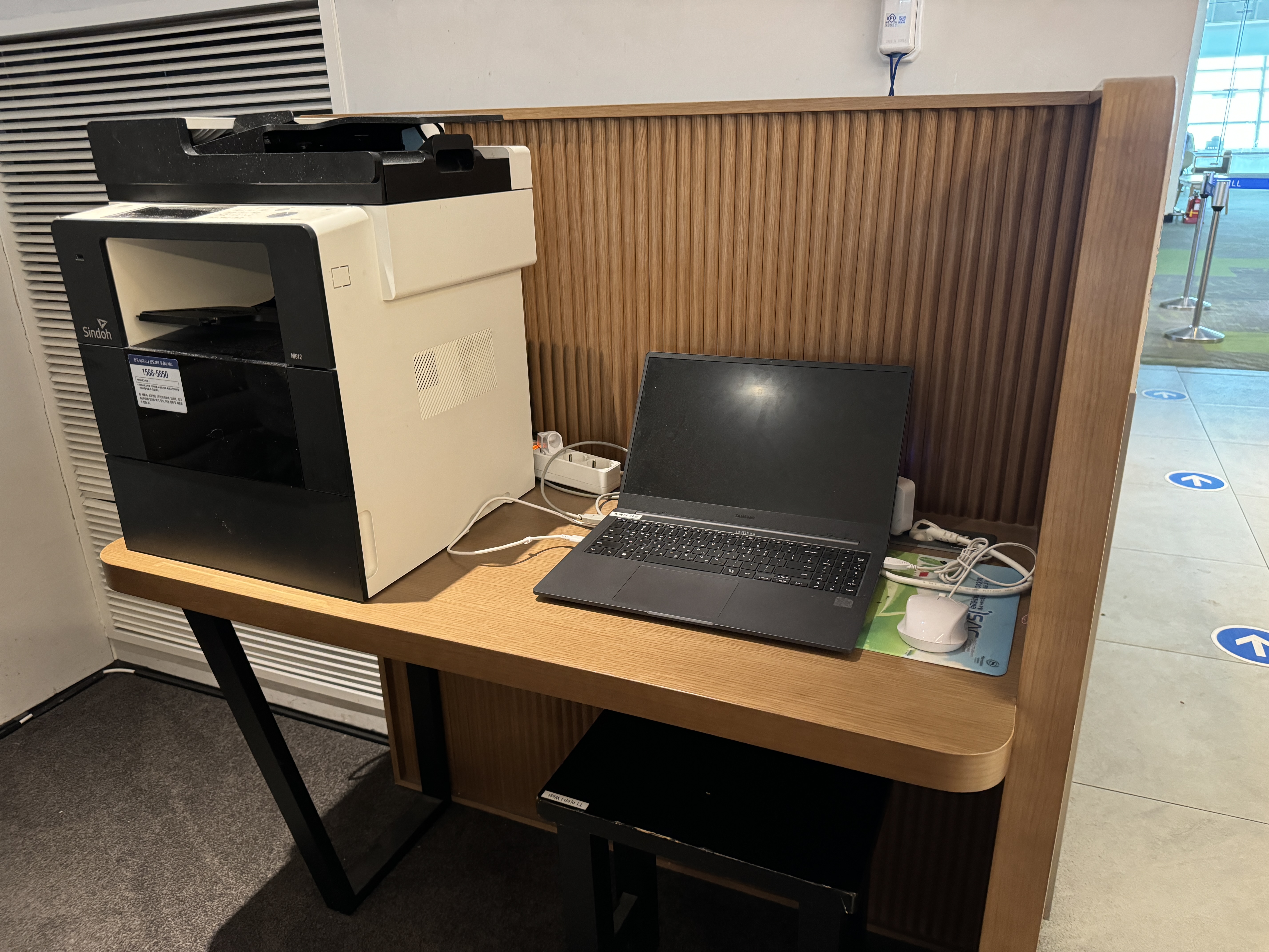 Matina Lounge ICN desk