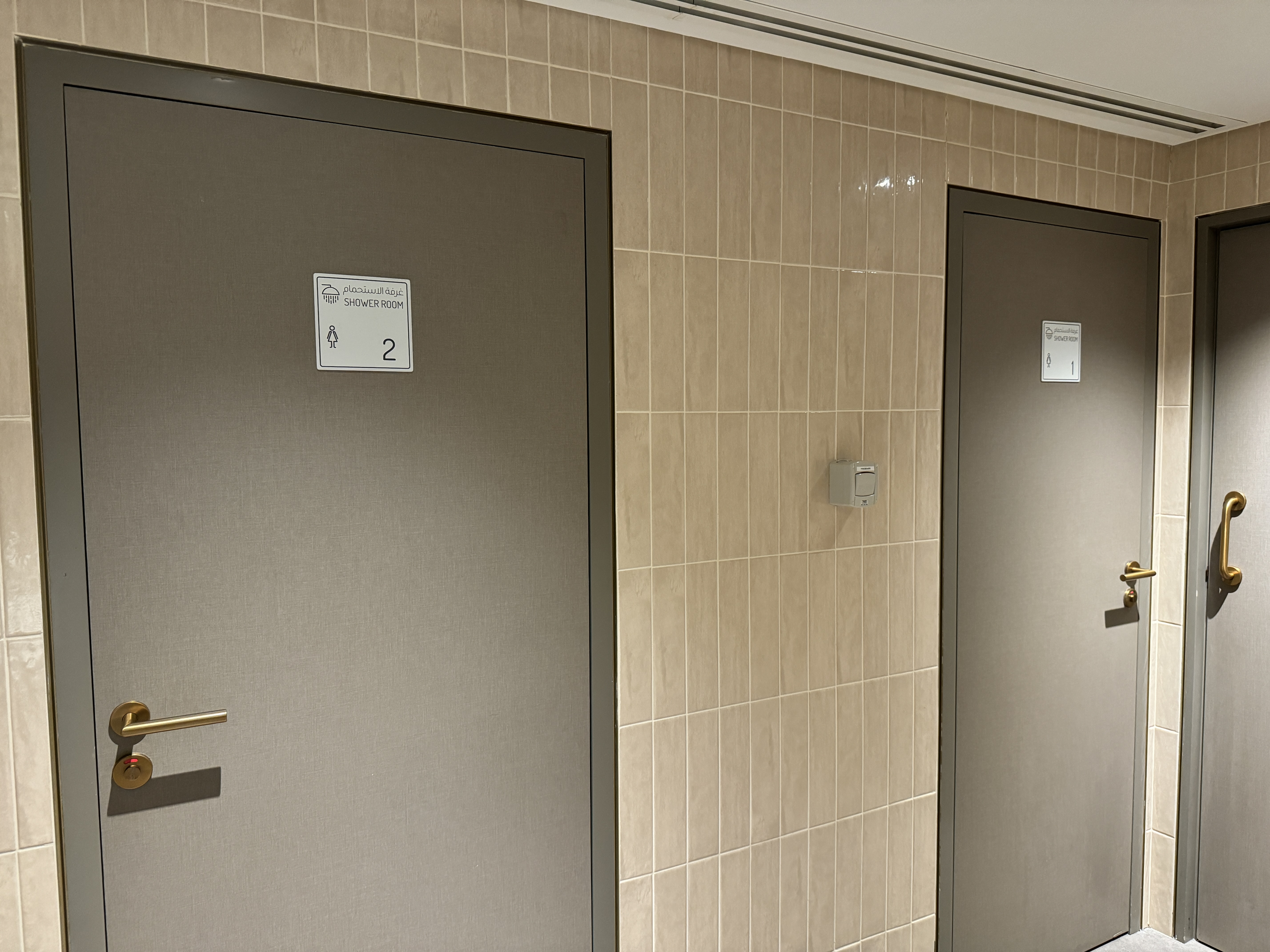 Pearl Lounge AUH showers