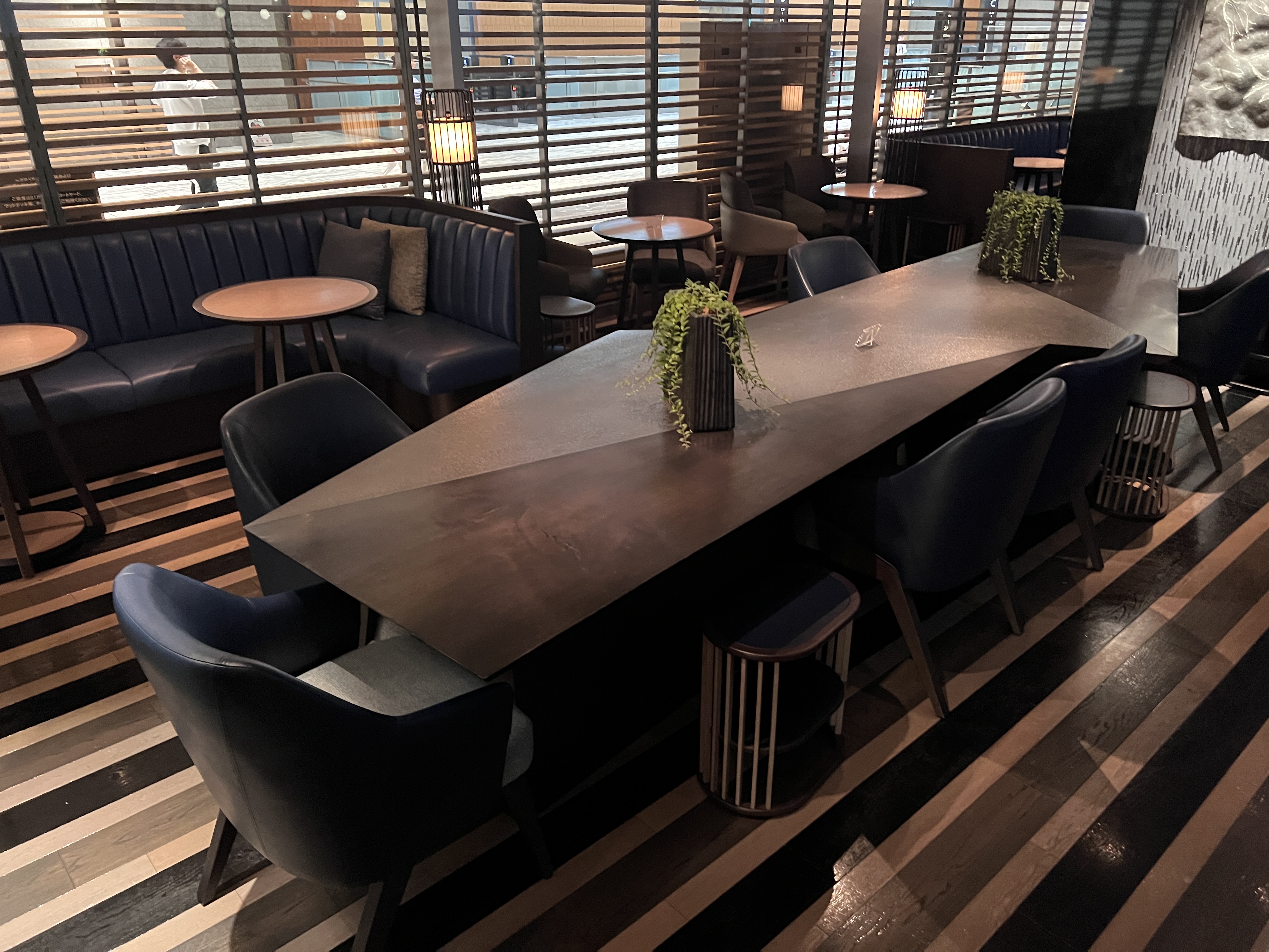 Ritz Carlton Tokyo cafe and deli seating Ritz Carlton Tokyo cafe and deli seating