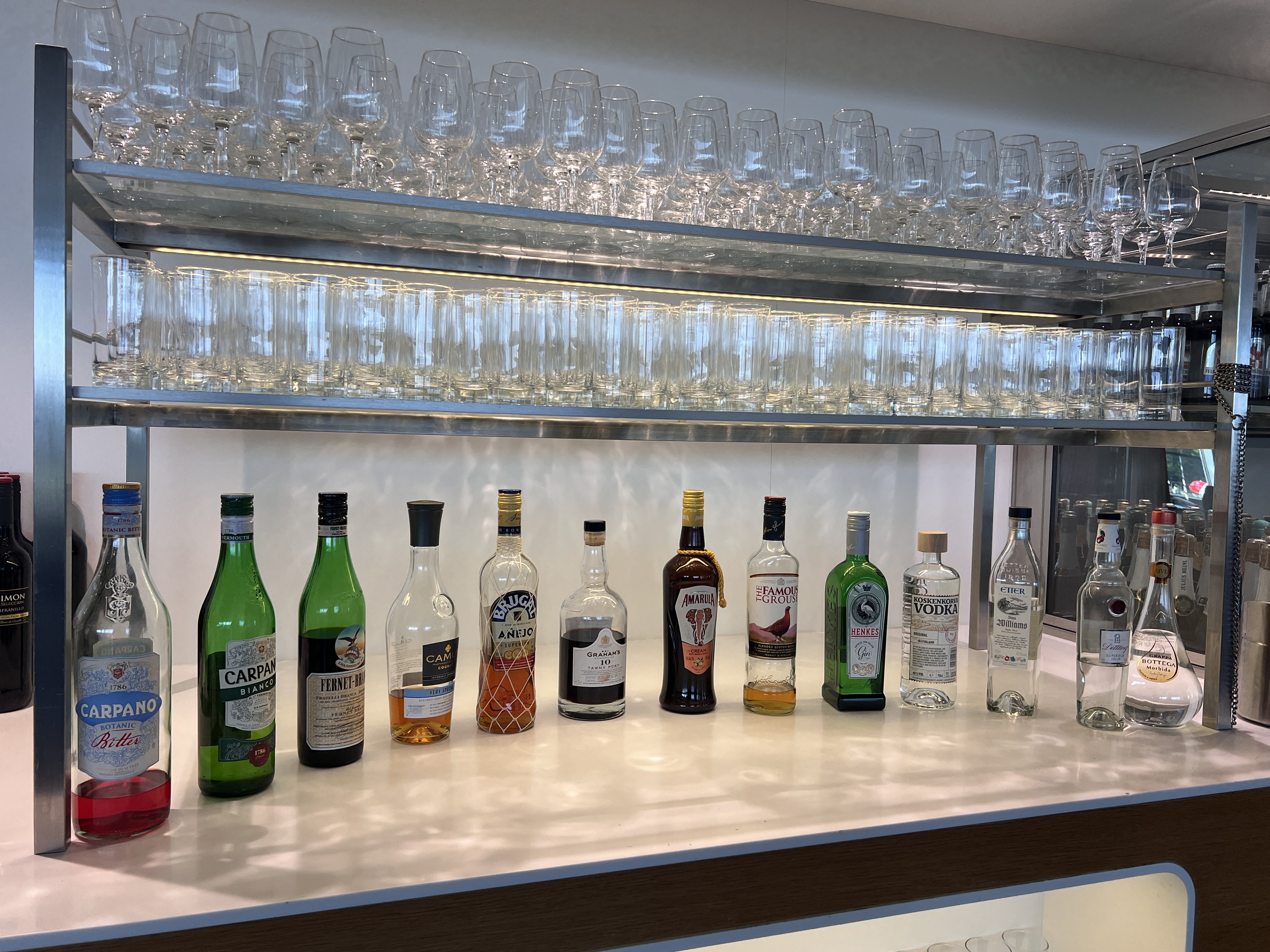 Swiss Business Class Lounge Zurich alcohol Swiss Business Class Lounge Zurich alcohol