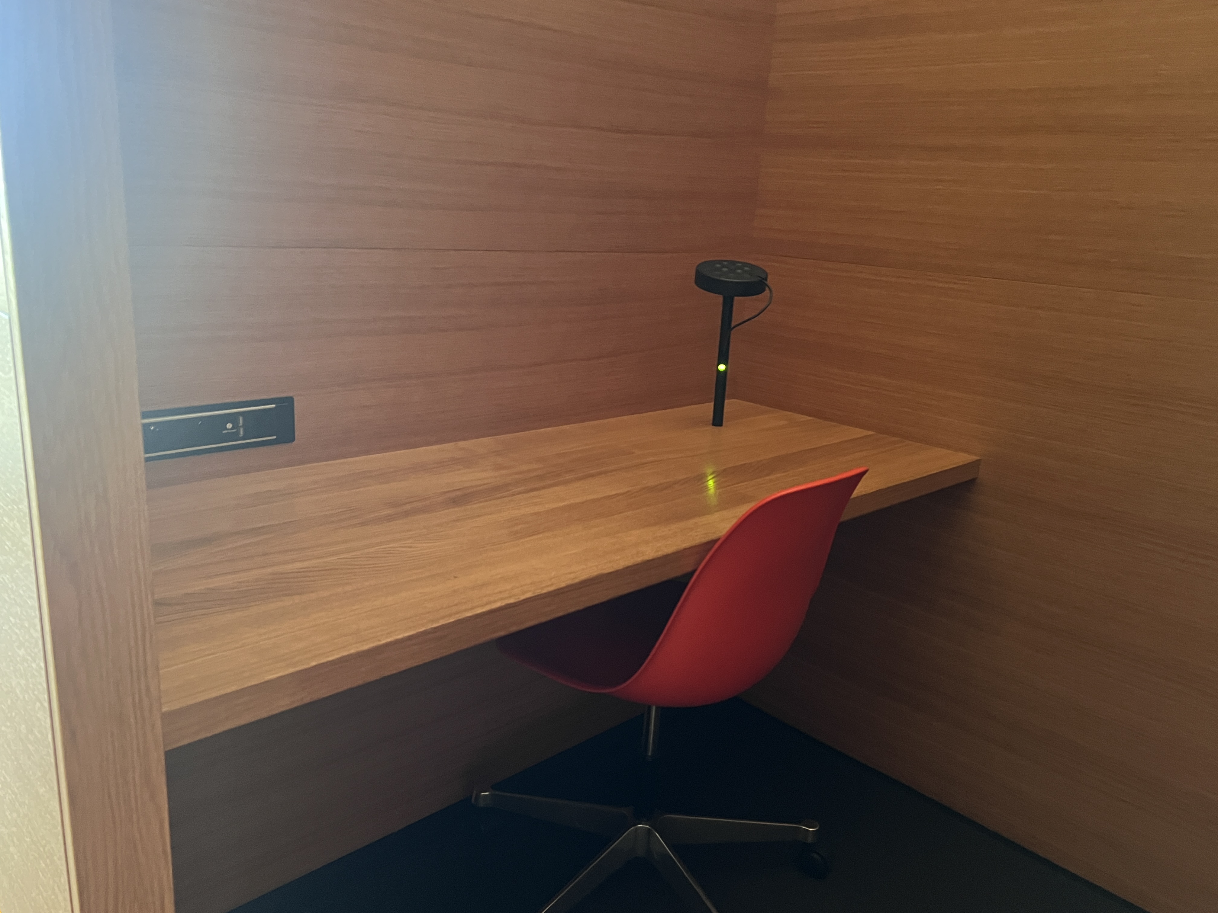 Swiss Business Class Lounge Zurich workstation Swiss Business Class Lounge Zurich workstation
