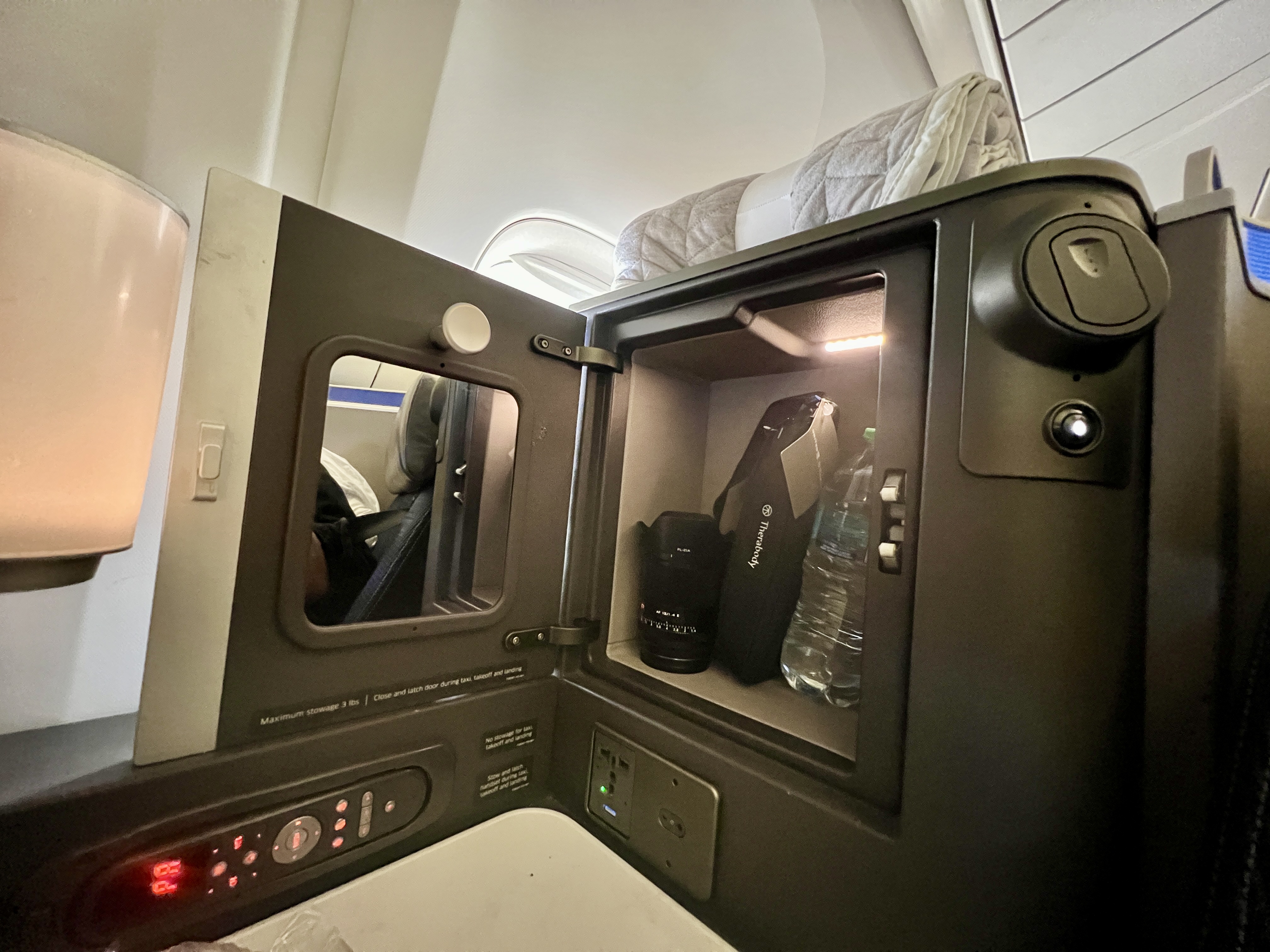 United Polaris 767 300 seat cabinet storage and mirror United Polaris 767 300 seat cabinet storage and mirror