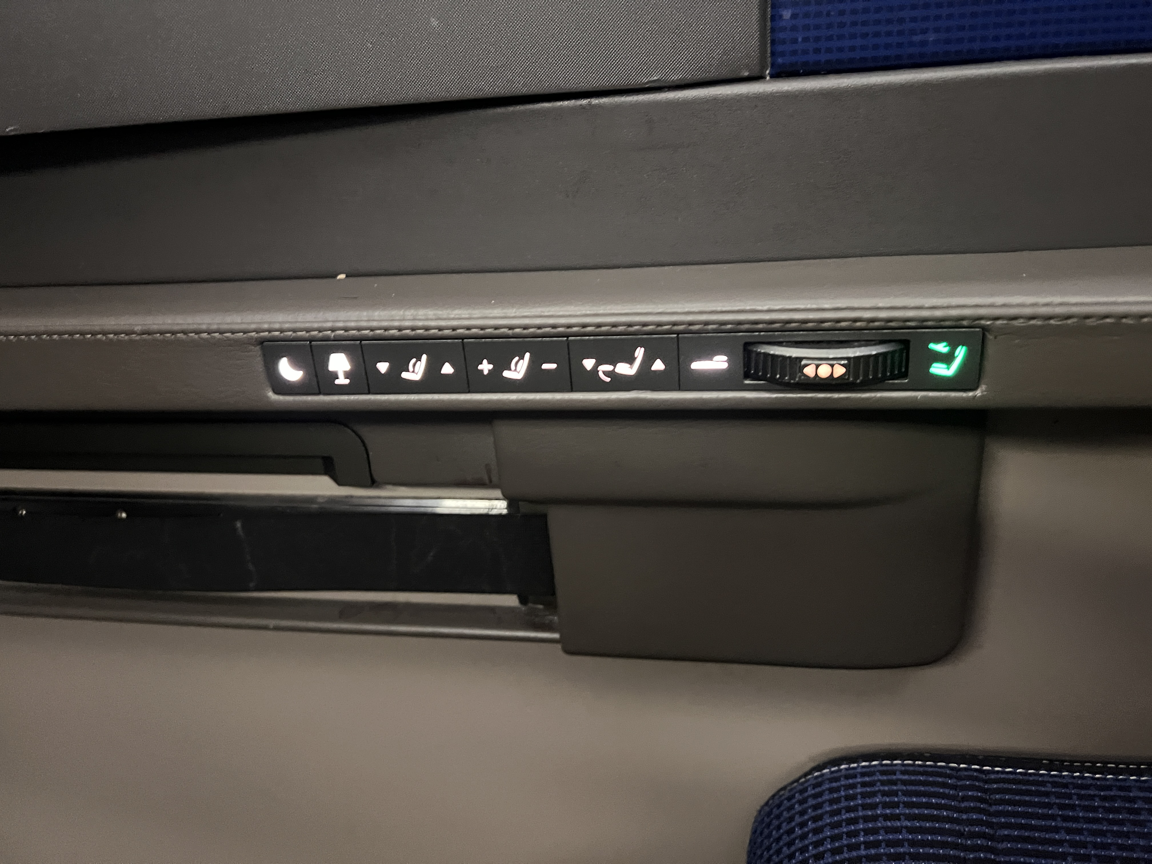 United Polaris 767 300 seat controls United Polaris 767 300 seat controls
