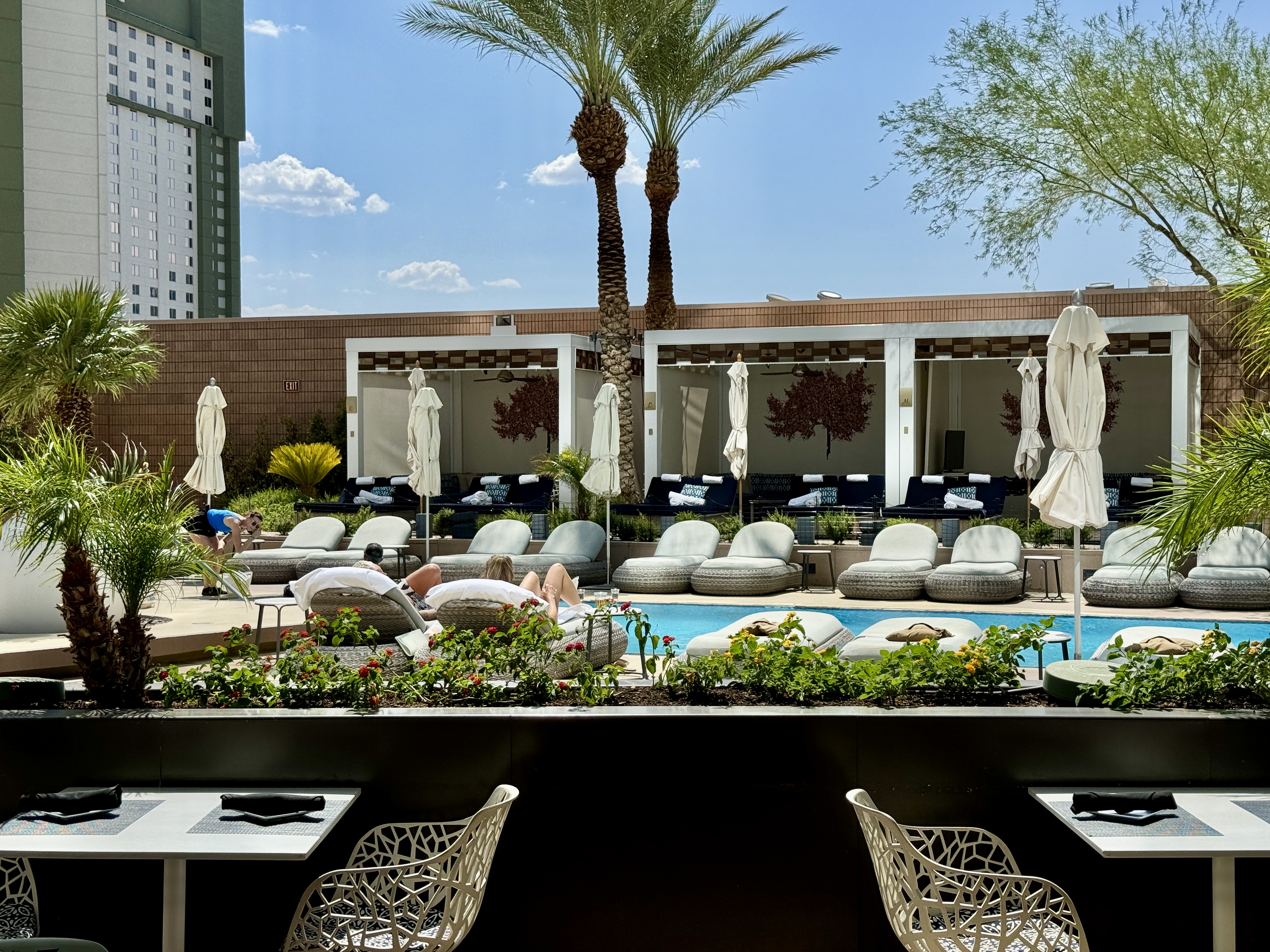 Waldorf Astoria Las Vegas Loungers From Cafe