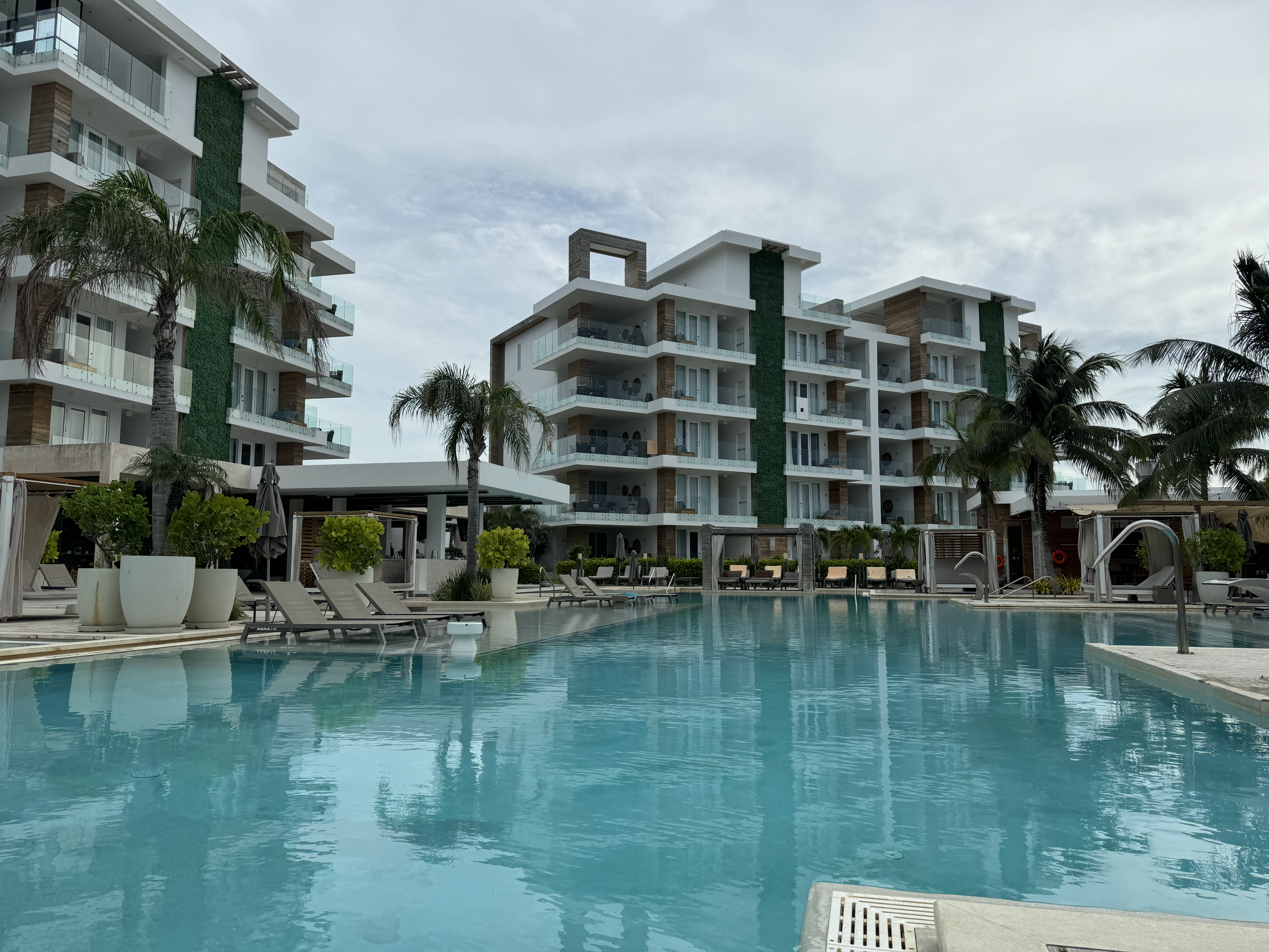 Alaia Belize Autograph Collection pool empty