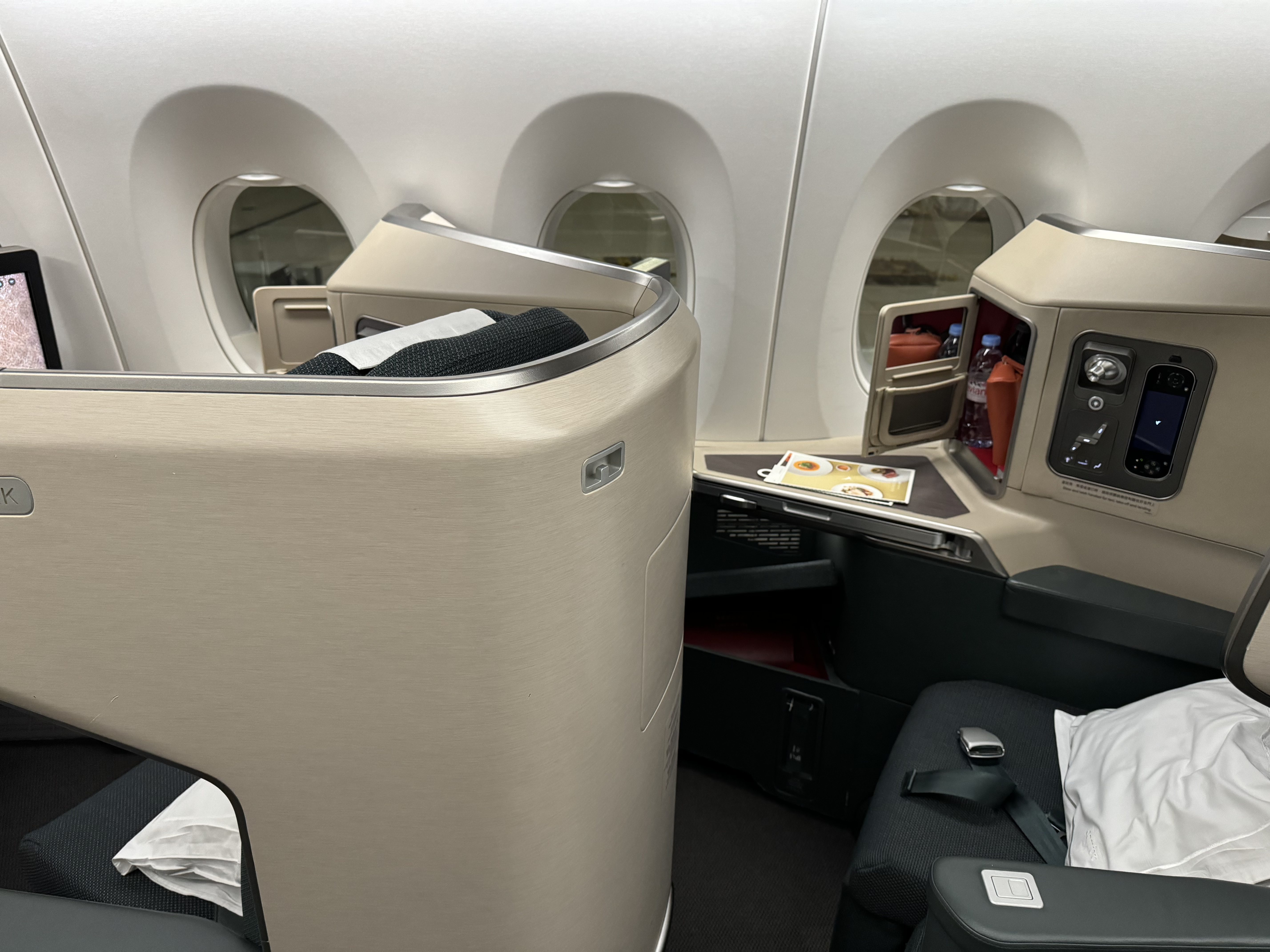 Cathay Pacific A350 1000 business class window seat division Cathay Pacific A350 1000 business class window seat division