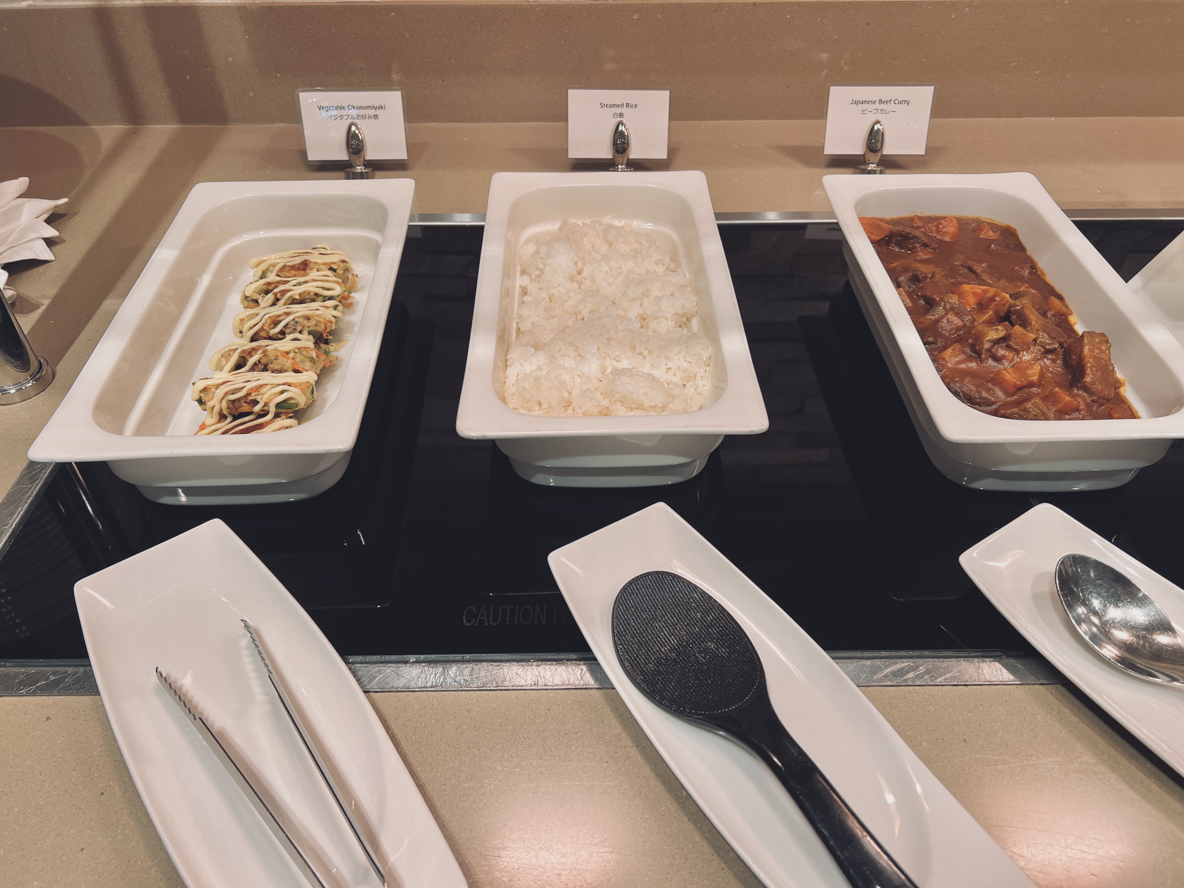Emirates lounge NRT hot foods Emirates lounge NRT hot foods