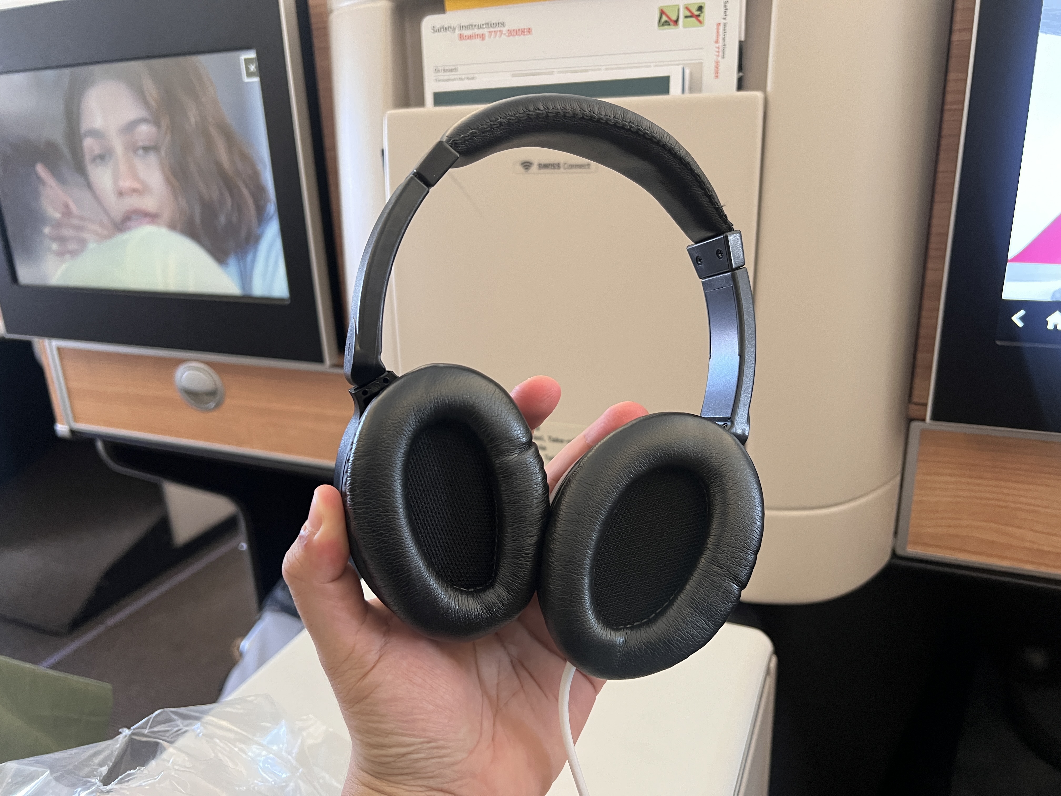Swiss 777 business class headphones Swiss 777 business class headphones