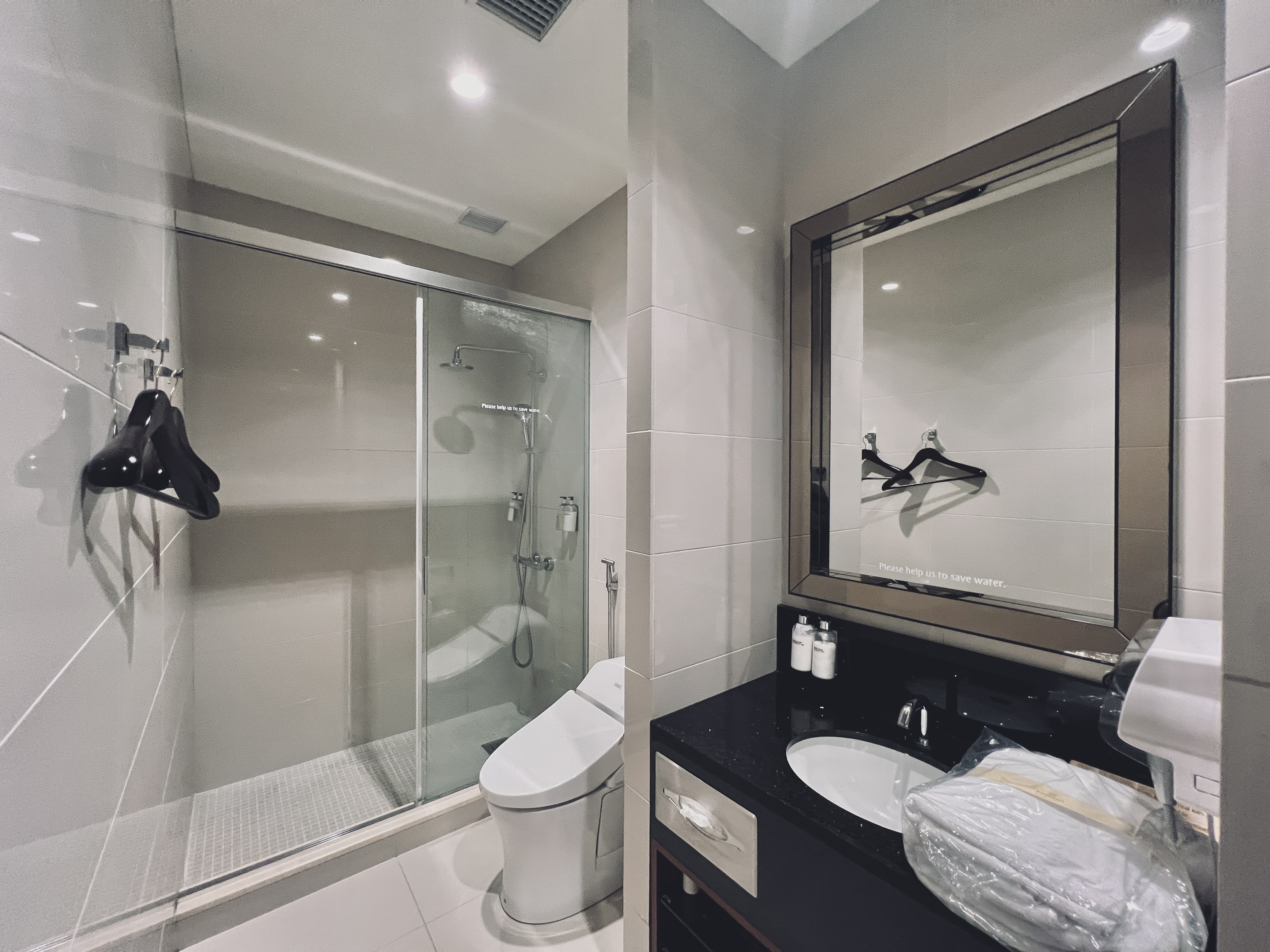 The Emirates Lounge Narita NRT shower room The Emirates Lounge Narita NRT shower room