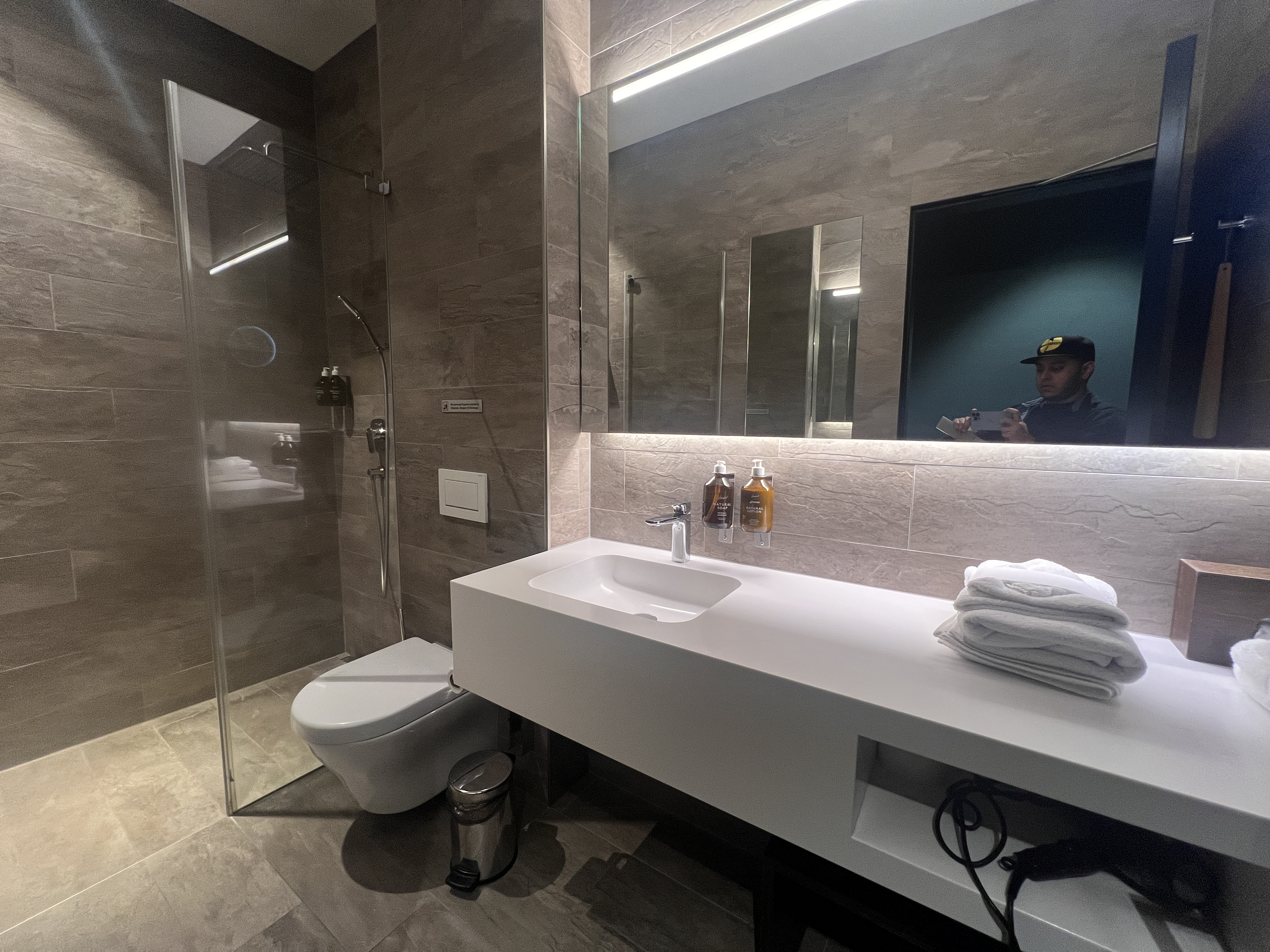 Zurich SWISS Business Class Lounge E shower Zurich SWISS Business Class Lounge E shower