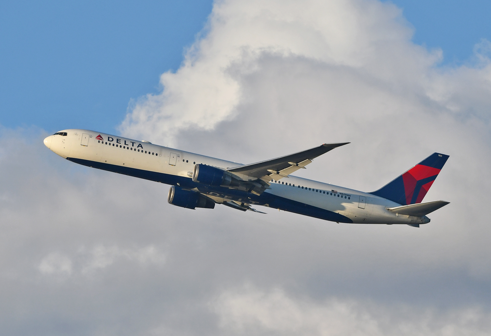 Delta 767-400 takeoff JFK Delta 767-400 takeoff JFK