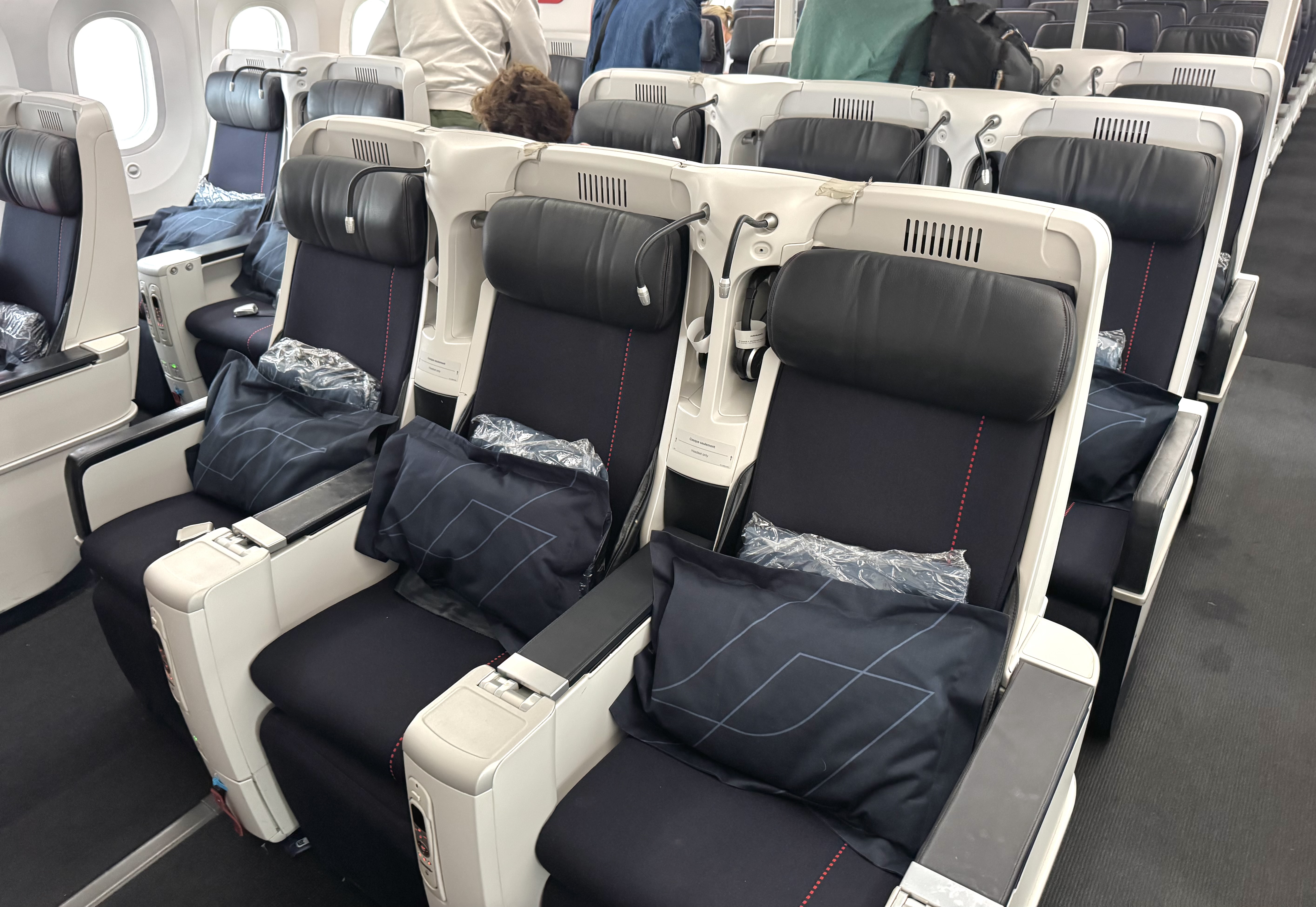 Air France Boeing 789 premium economy front row Air France Boeing 789 premium economy front row