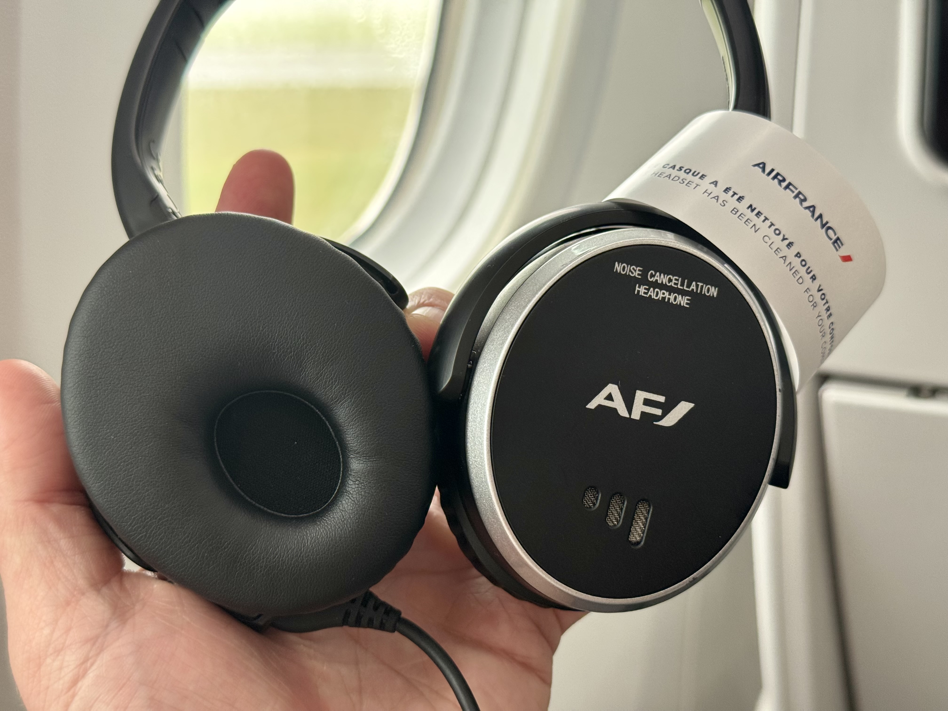 Air France Boeing 789 premium economy seat headphones Air France Boeing 789 premium economy seat headphones