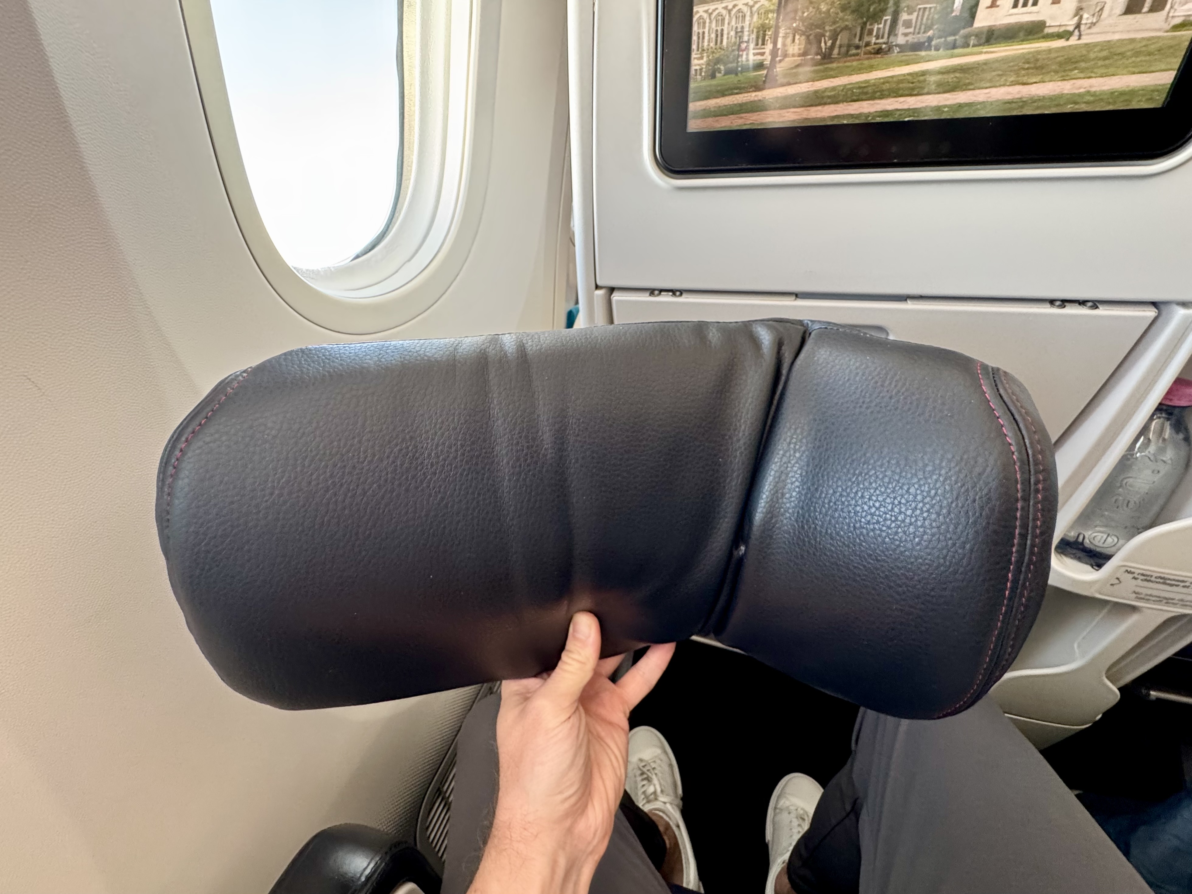Air France Boeing 789 premium economy seat headrest broken Air France Boeing 789 premium economy seat headrest broken