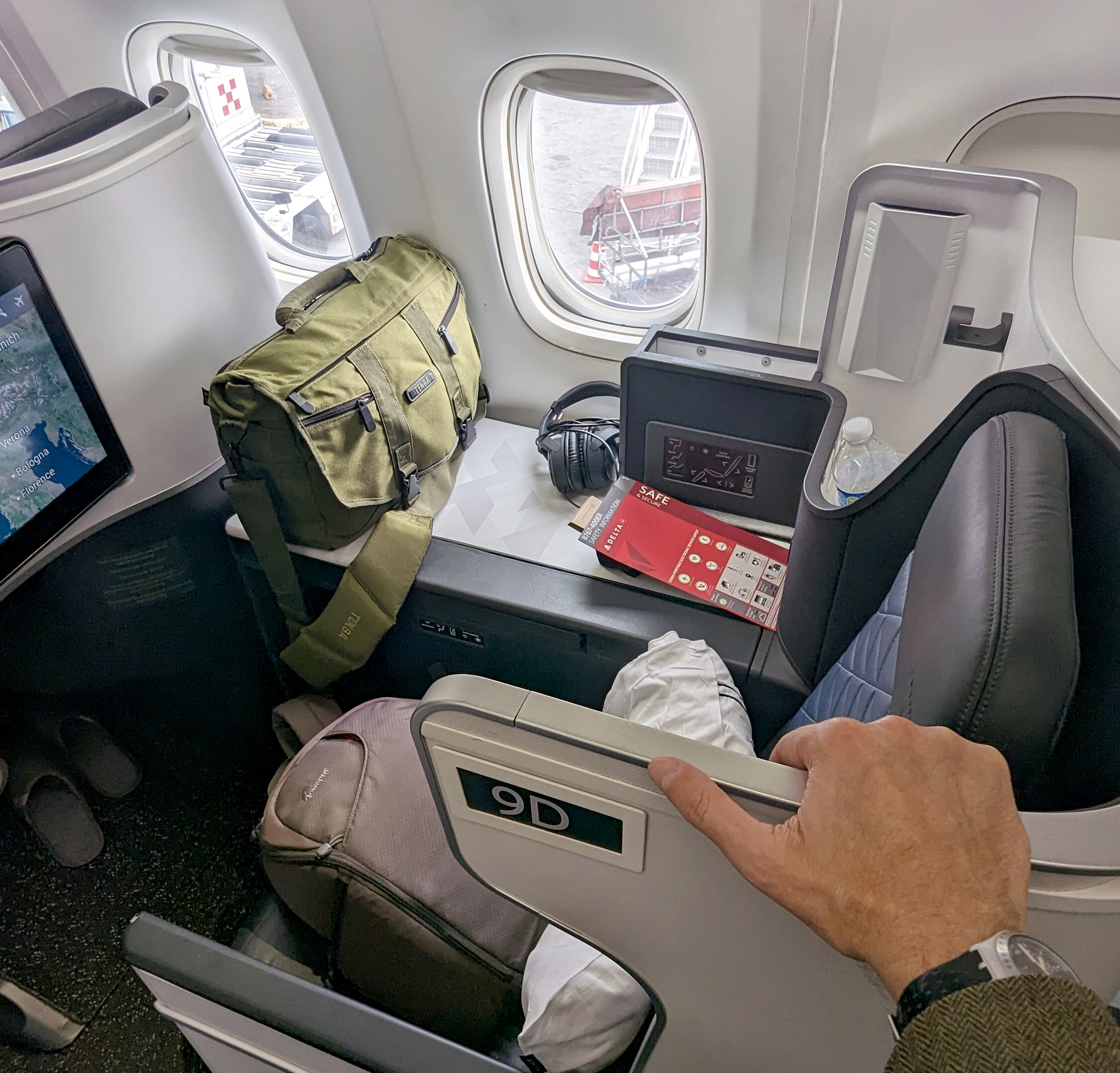 A Delta One mini-suite on a Boeing 767-400 A Delta One mini-suite on a Boeing 767-400