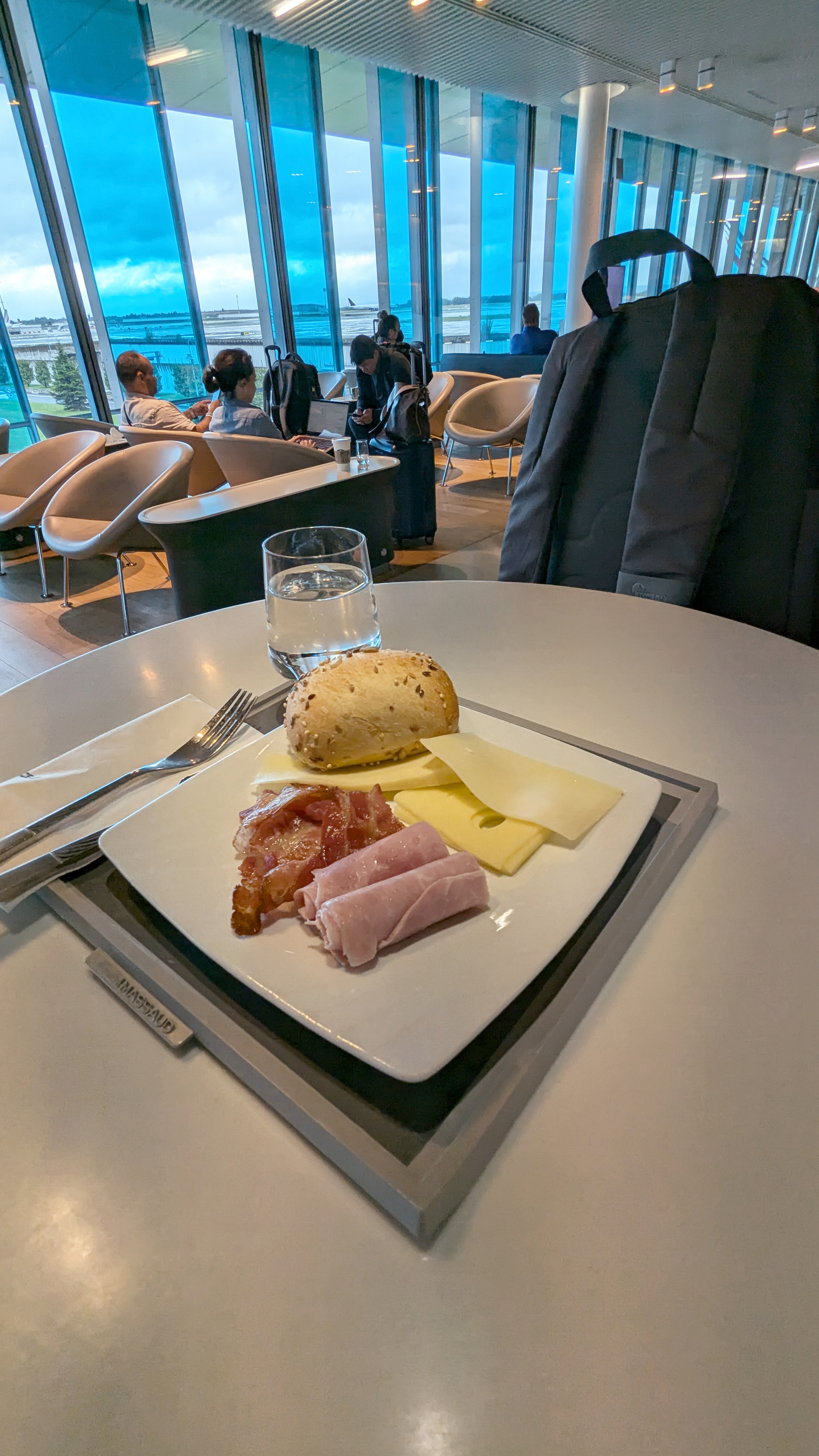 Breakfast in an Air France lounge at Paris CDG Breakfast in an Air France lounge at Paris CDG