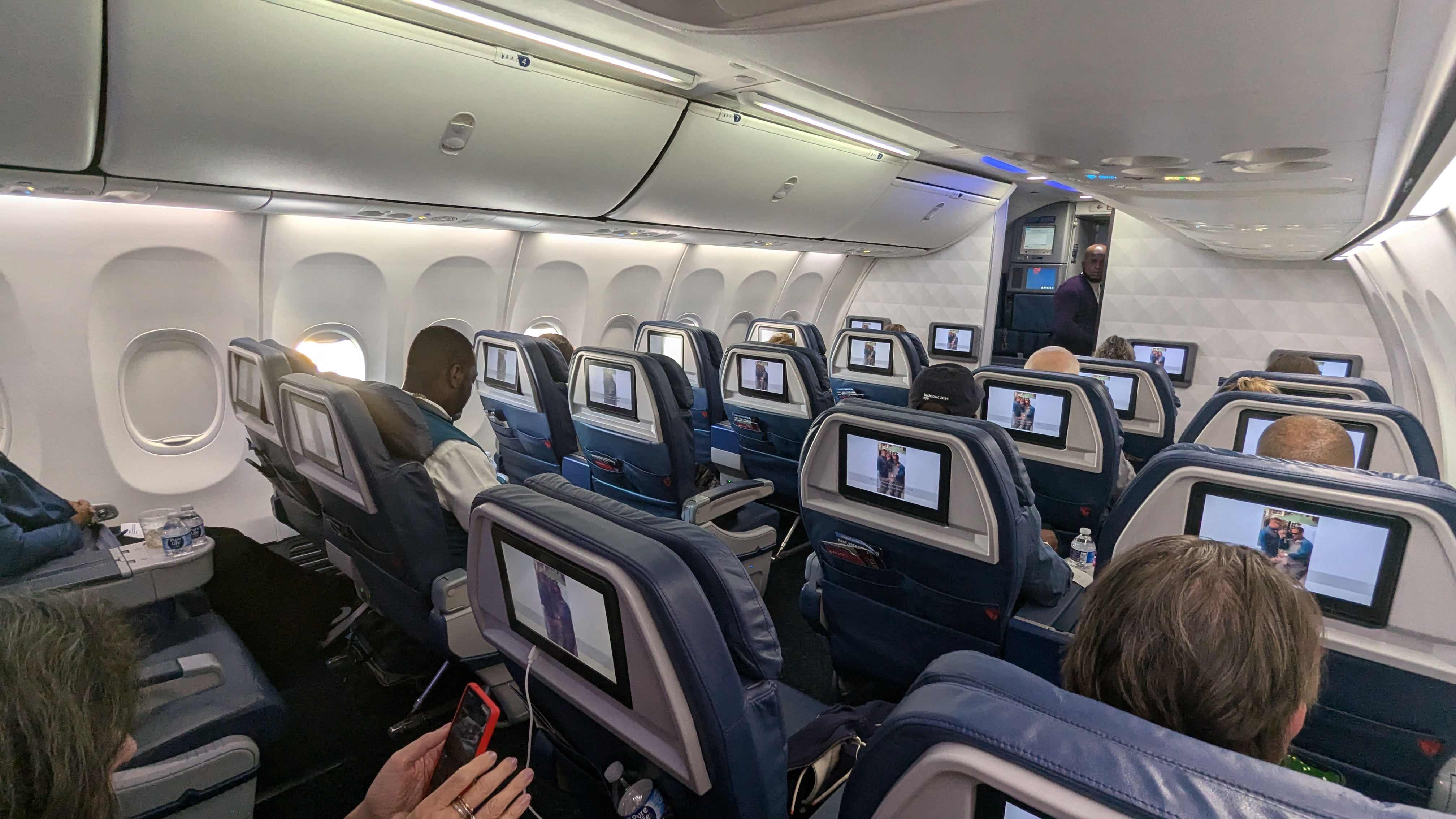 Overview of Delta first class on a Boeing 737-900ER Overview of Delta first class on a Boeing 737-900ER