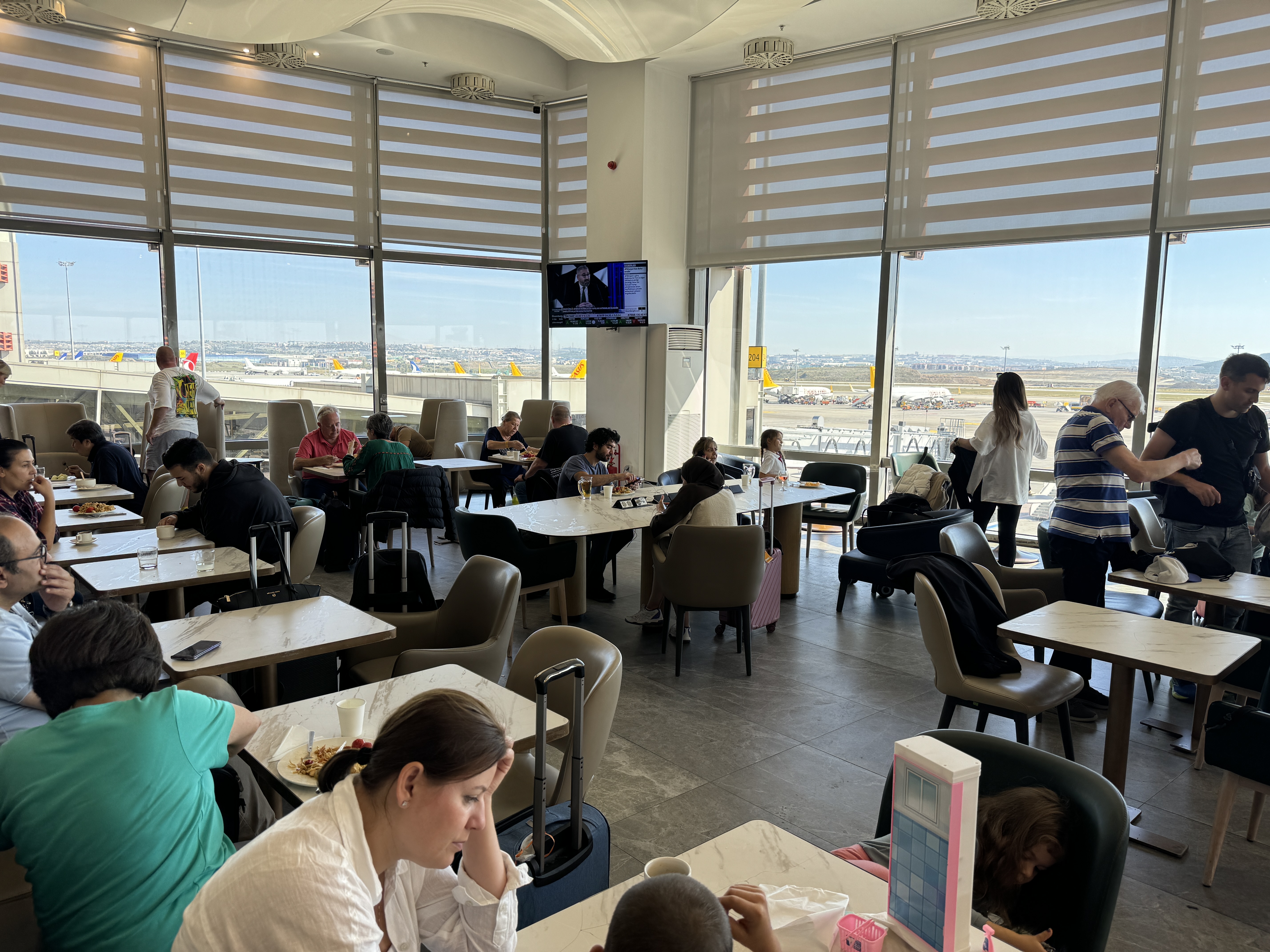 Plaza Premium Marmara Lounge SAW dining area