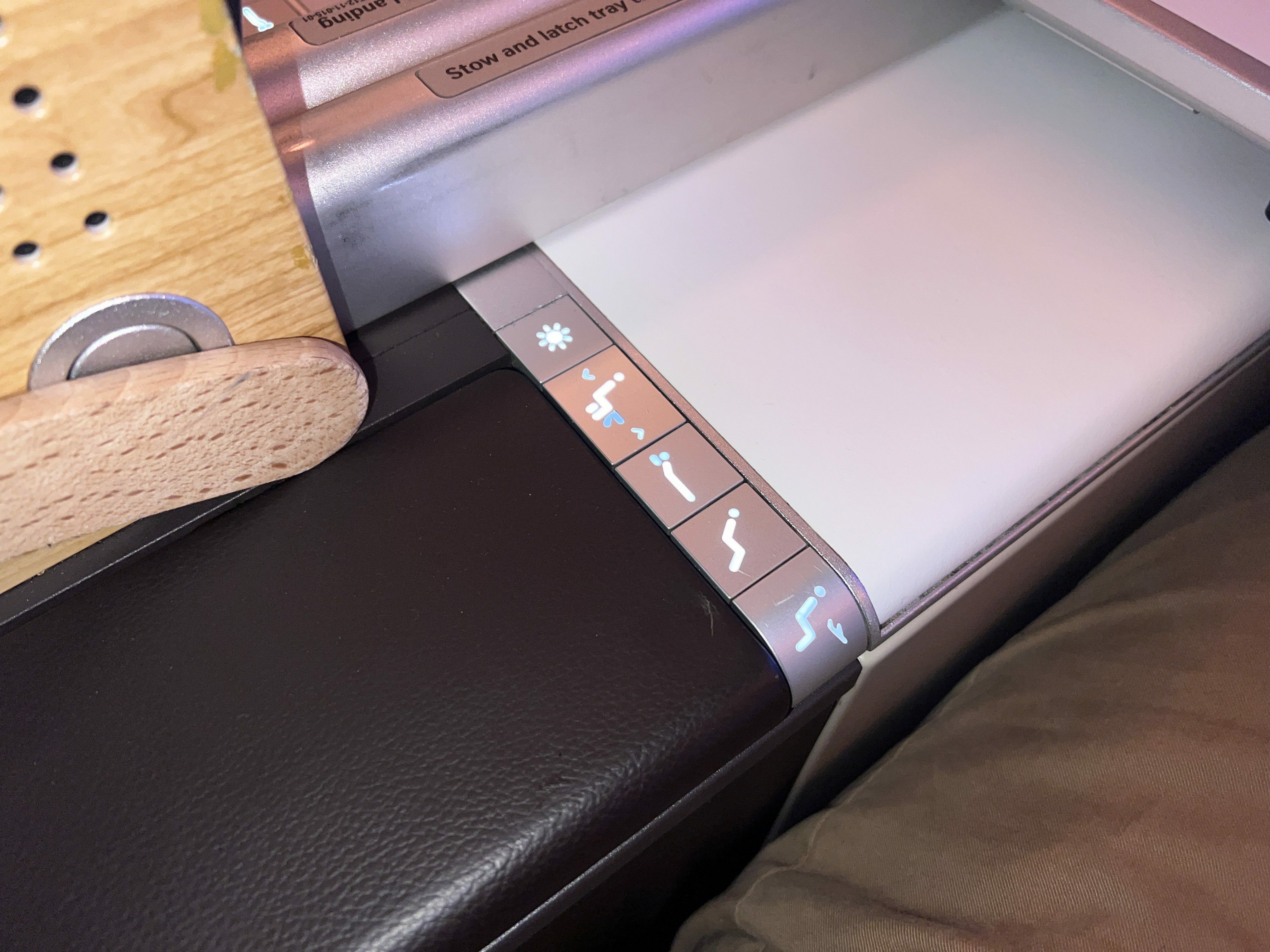Swiss 777 business class seat controls Swiss 777 business class seat controls