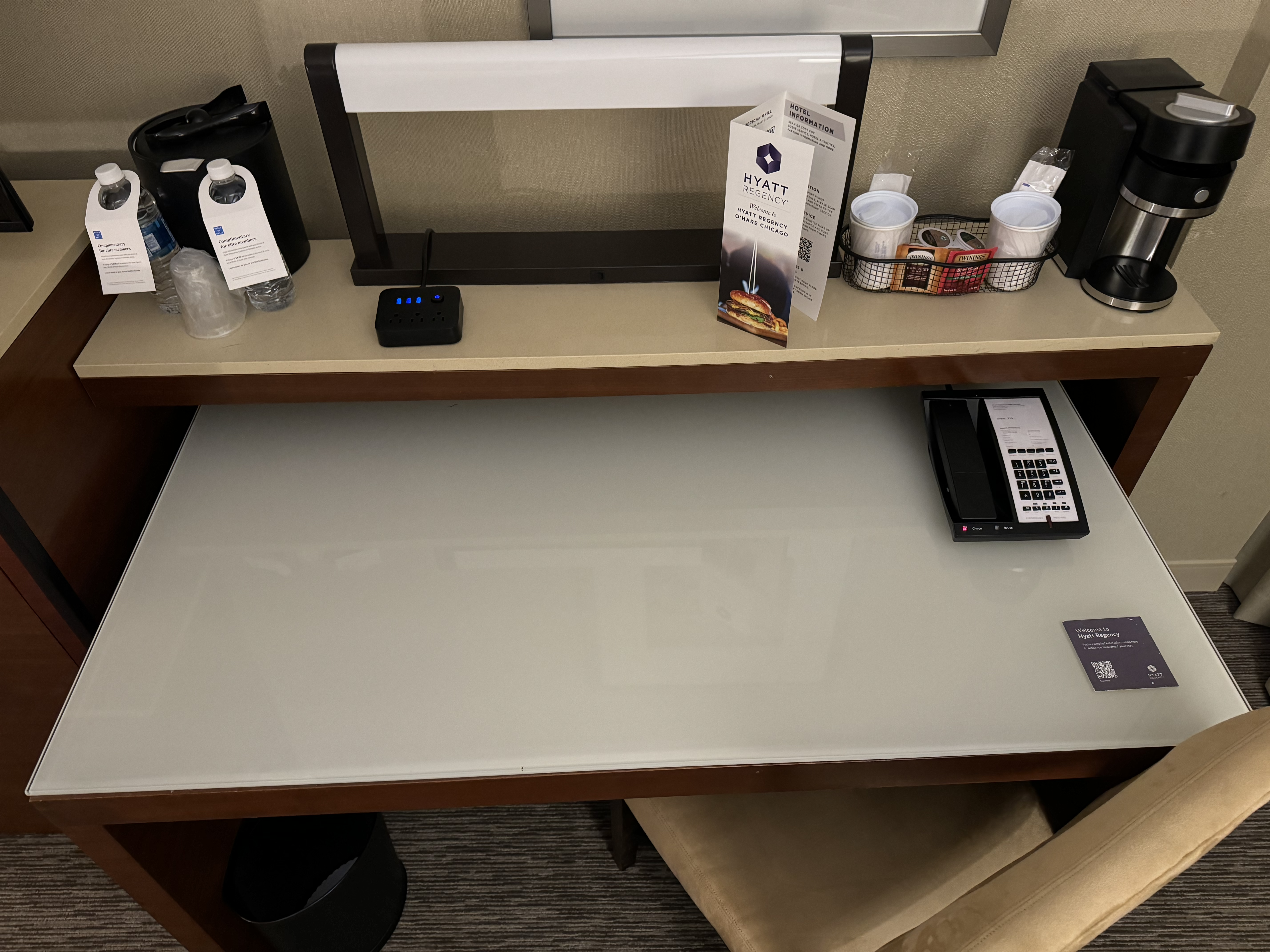 Hyatt Regency OHare Chicago bedroom desk Hyatt Regency OHare Chicago bedroom desk