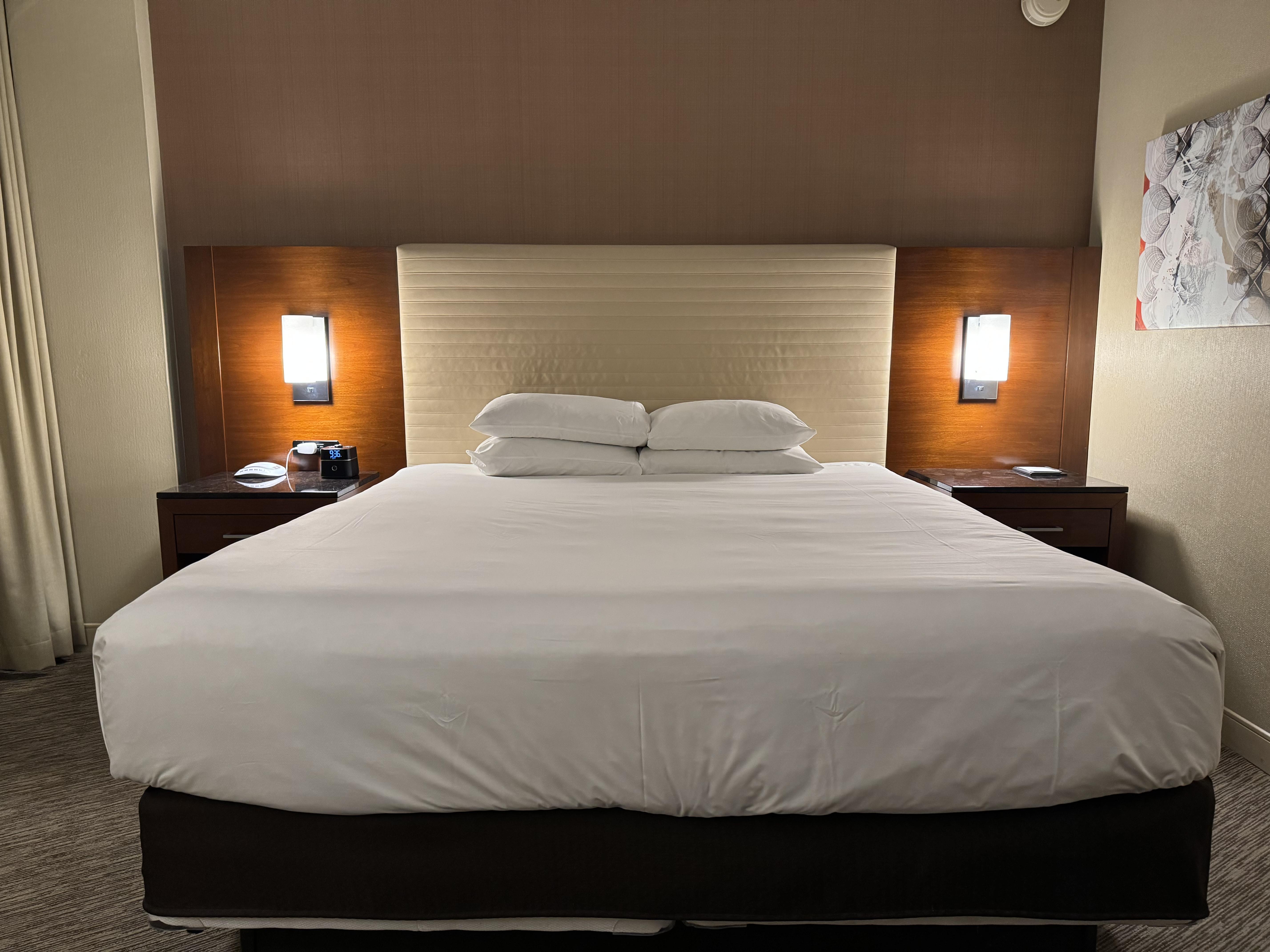 Hyatt Regency OHare Chicago bedroom front view Hyatt Regency OHare Chicago bedroom front view