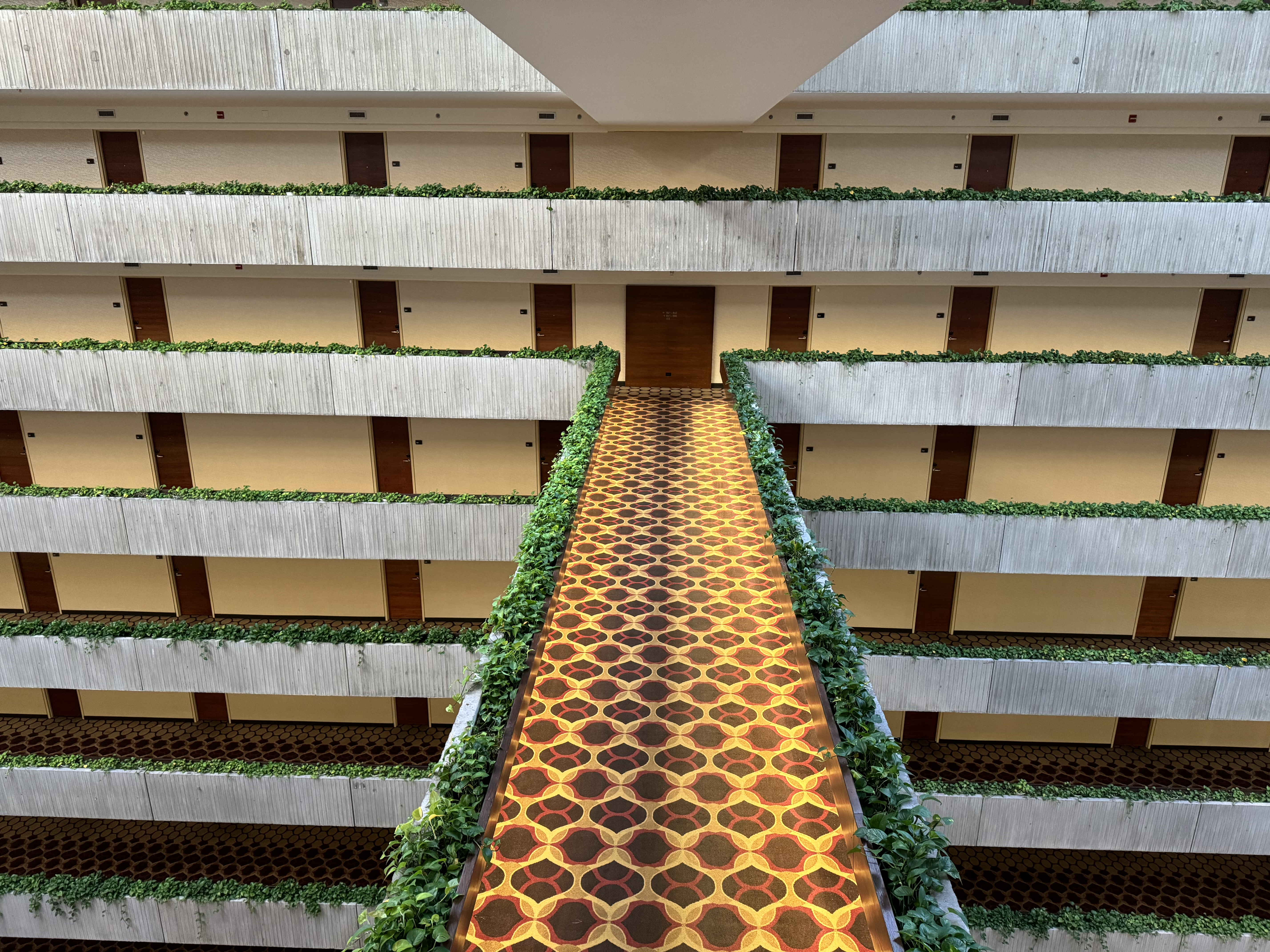 Hyatt Regency OHare Chicago hallway connector to elevator Hyatt Regency OHare Chicago hallway connector to elevator