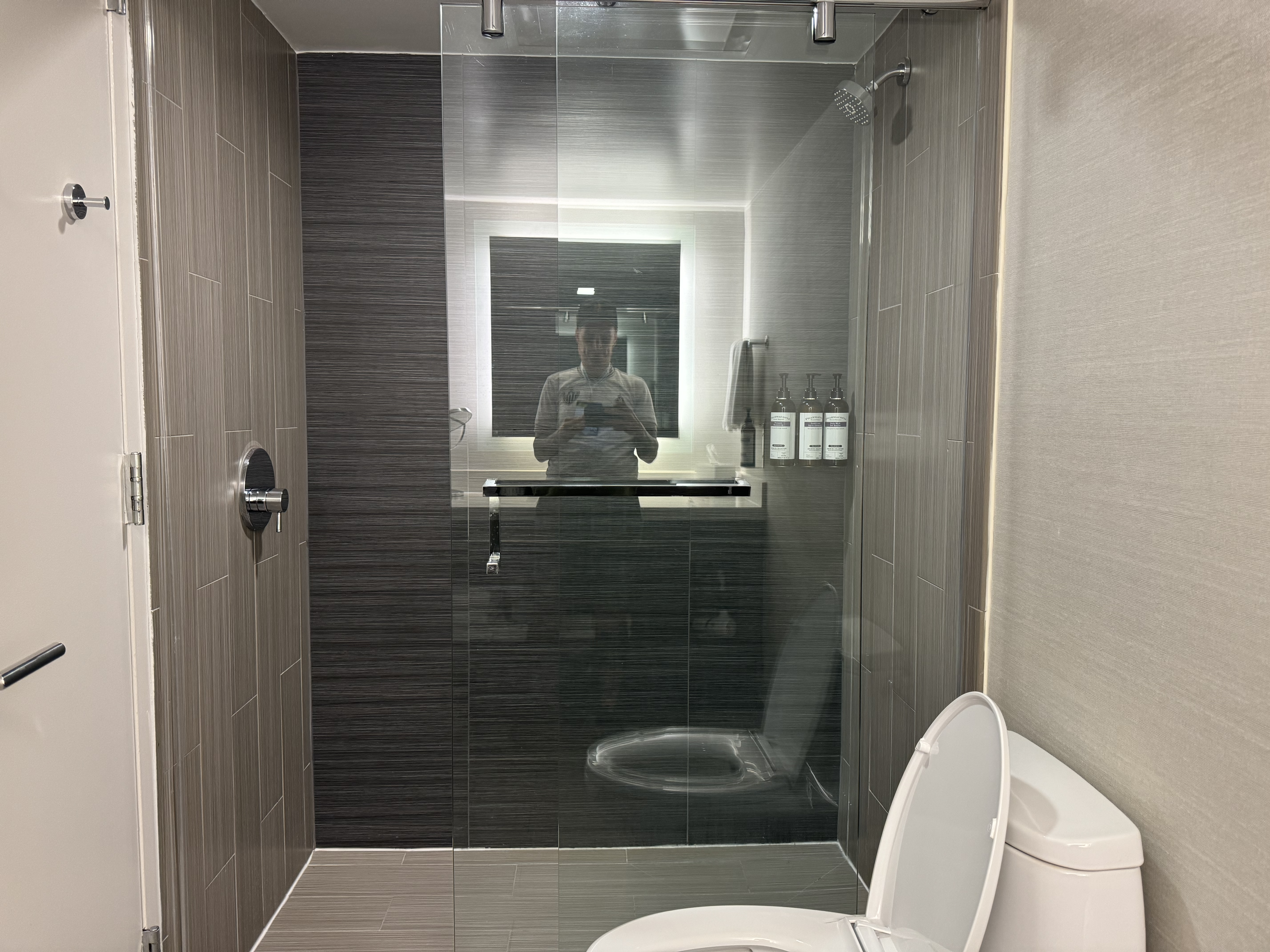 Hyatt Regency Atlanta Deluxe Suite guest bathroom shower Hyatt Regency Atlanta Deluxe Suite guest bathroom shower