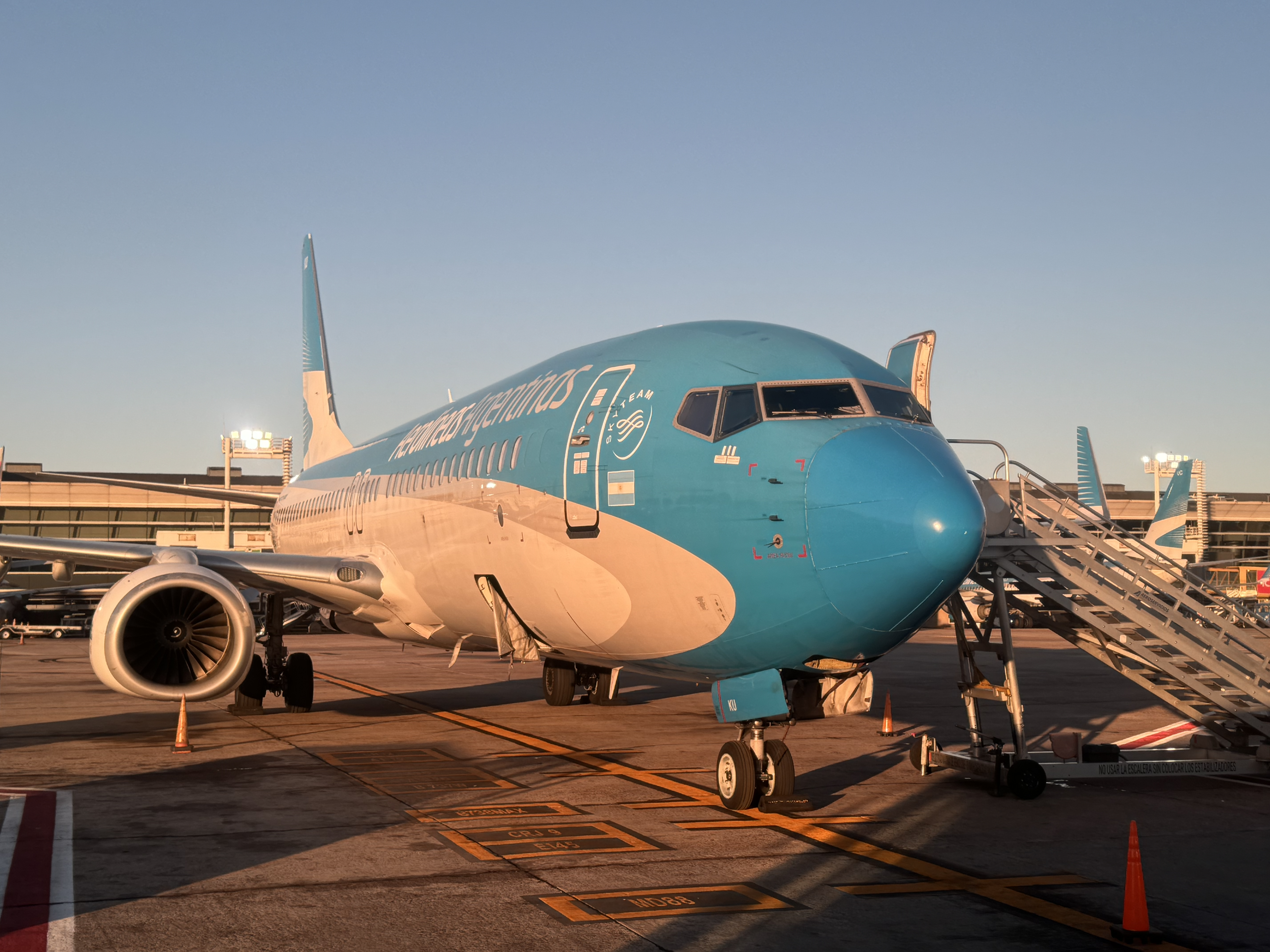 Aerolineas Argentinas B737 front nose