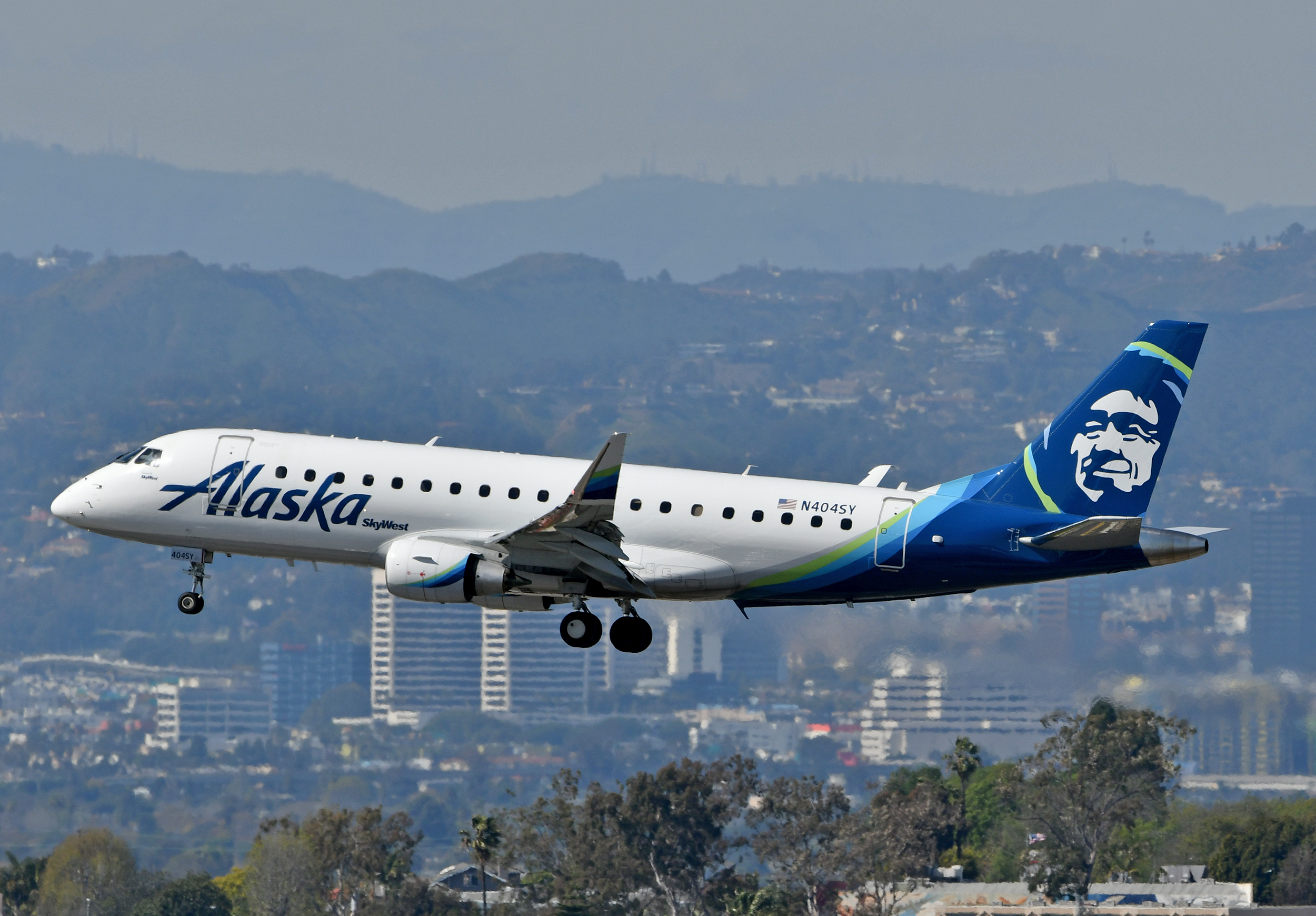 Alaska Airlines Skywest E175 landing at LAX