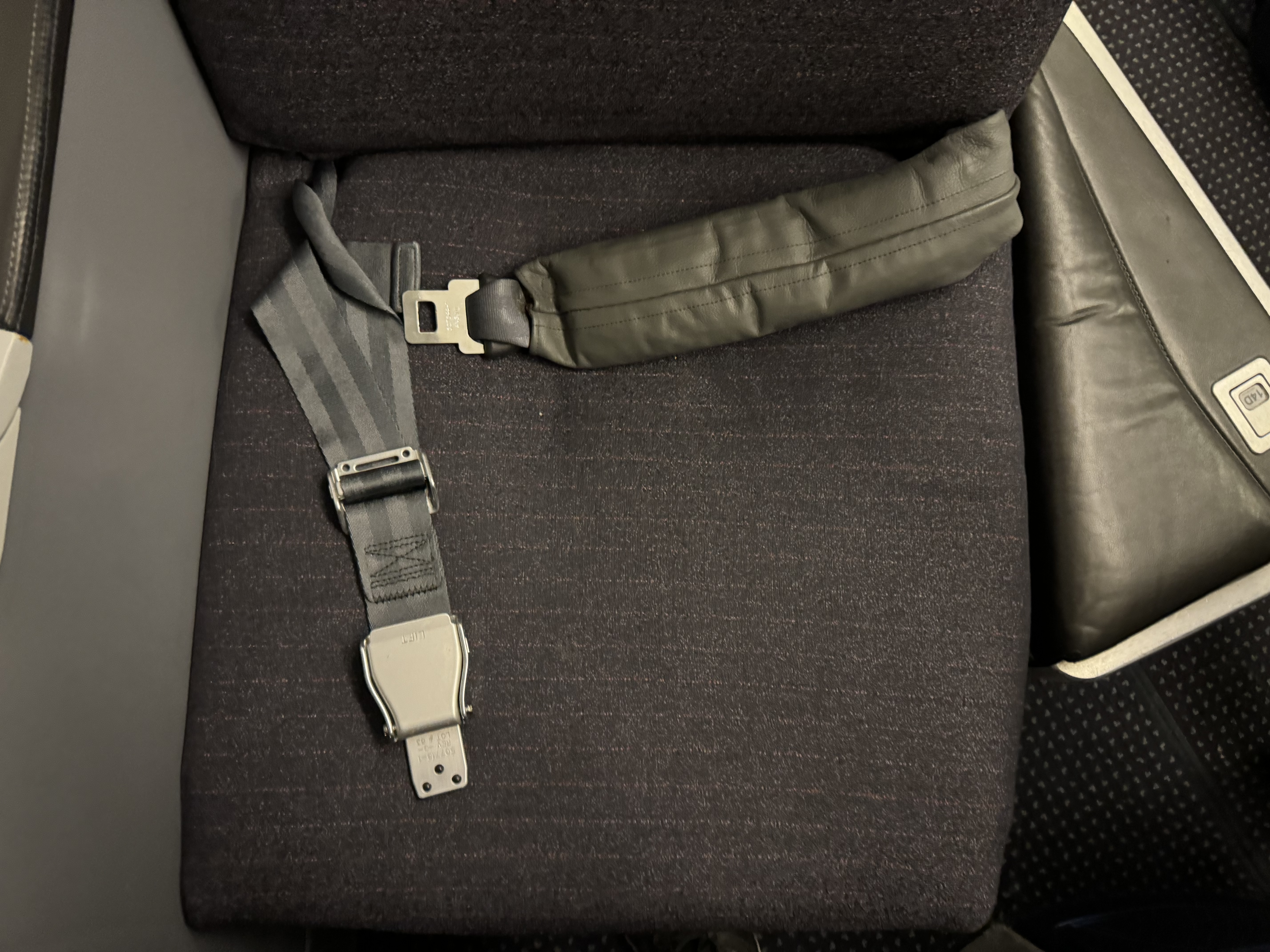 American Airlines B777 30 Business seatbelt