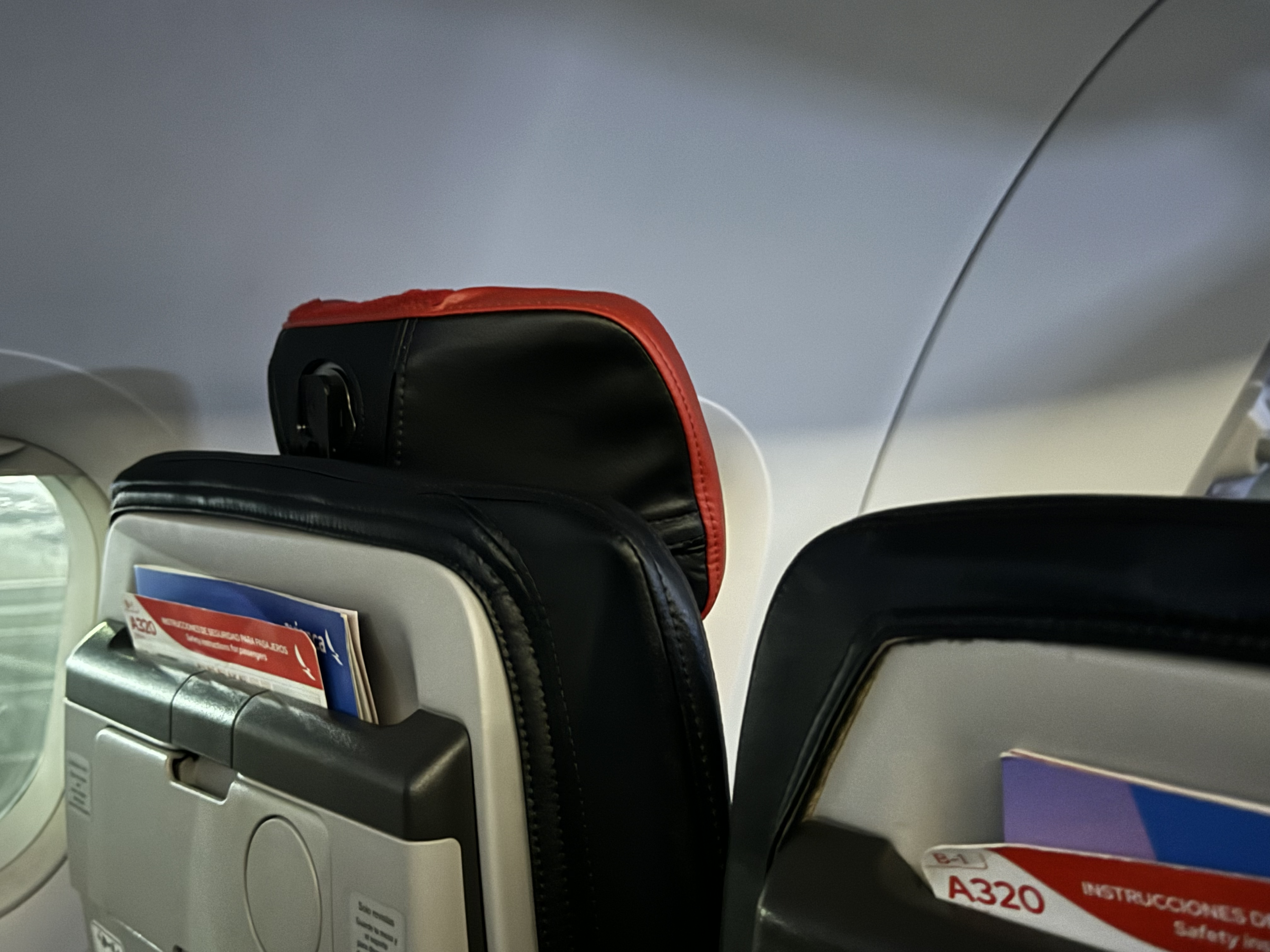 Avianca A320 premium seats adjustable headrest Avianca A320 premium seats adjustable headrest