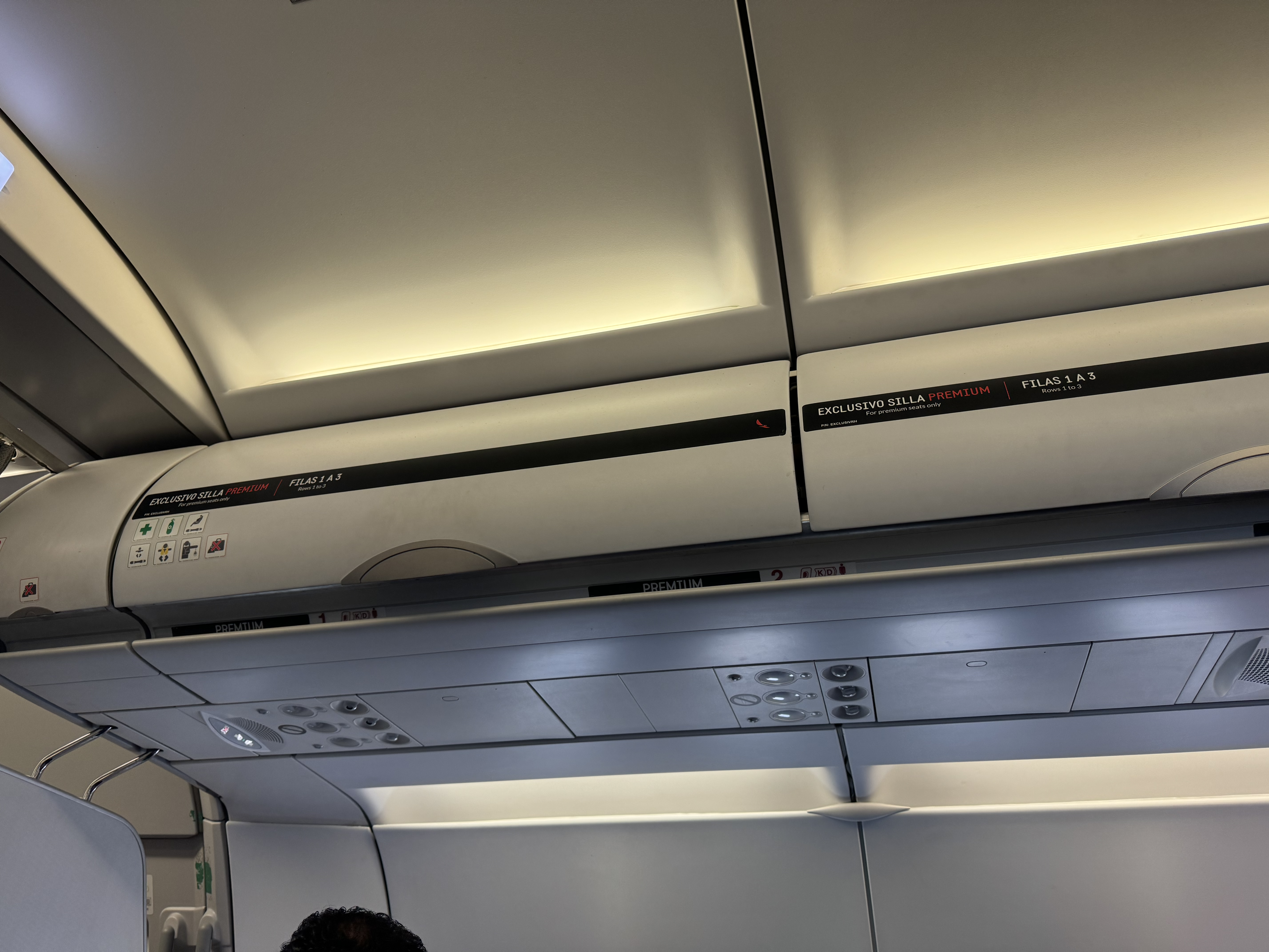 Avianca A320 premium seats overhead bins Avianca A320 premium seats overhead bins