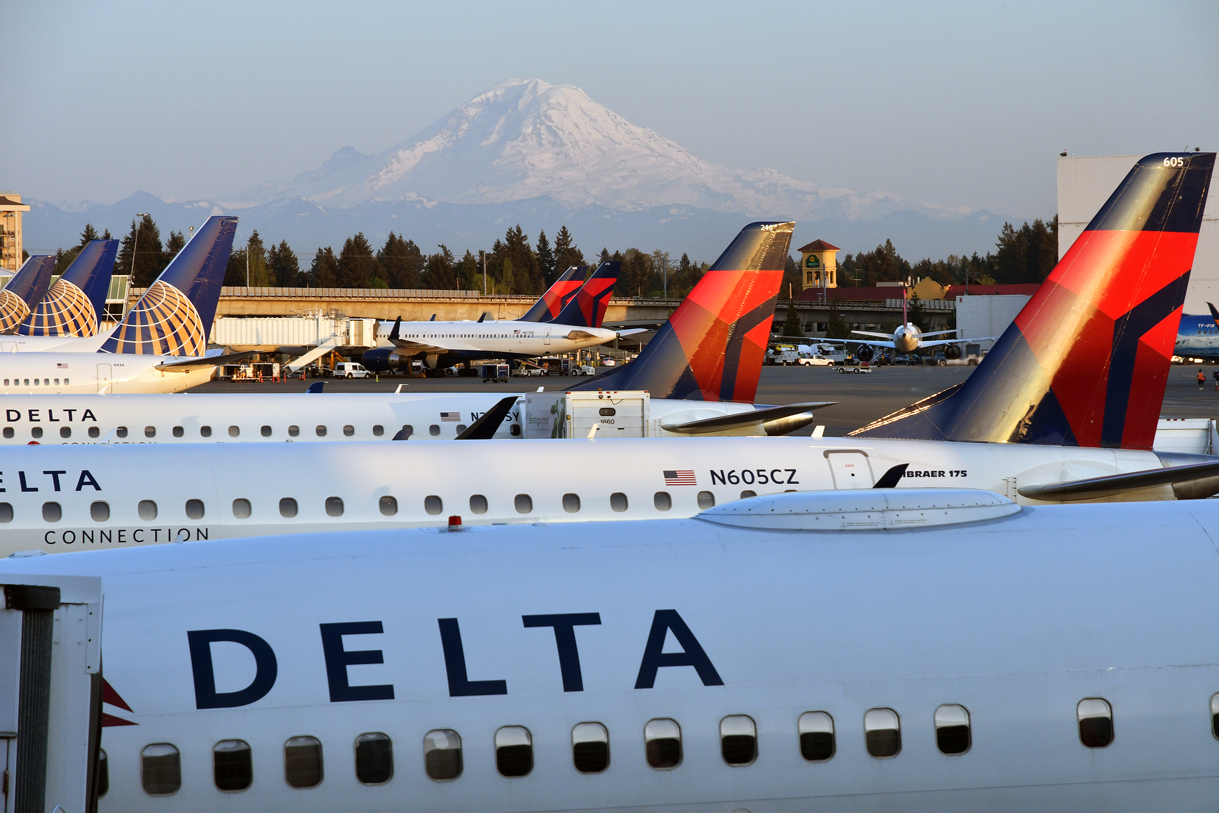 Delta Air Lines Seattle Mt Rainier Tahoma United