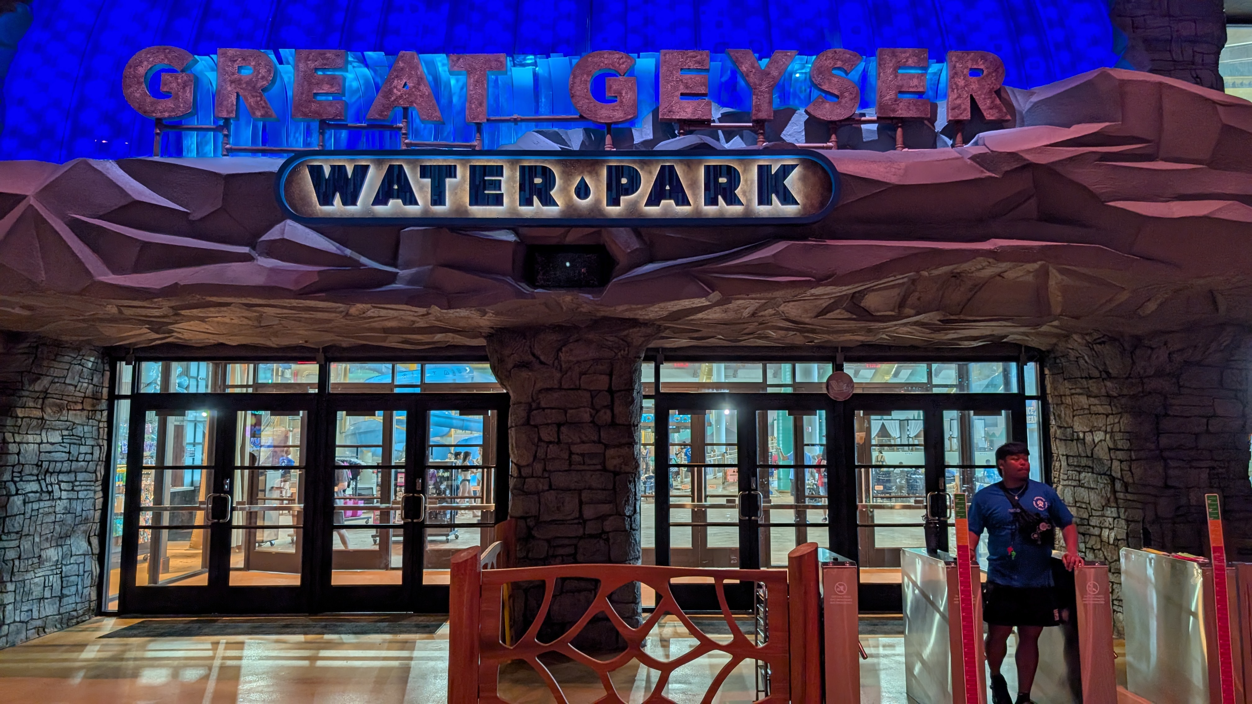 Great Wolf Lodge Webster amenities Great Geyser waterpark entrance Great Wolf Lodge Webster amenities Great Geyser waterpark entrance